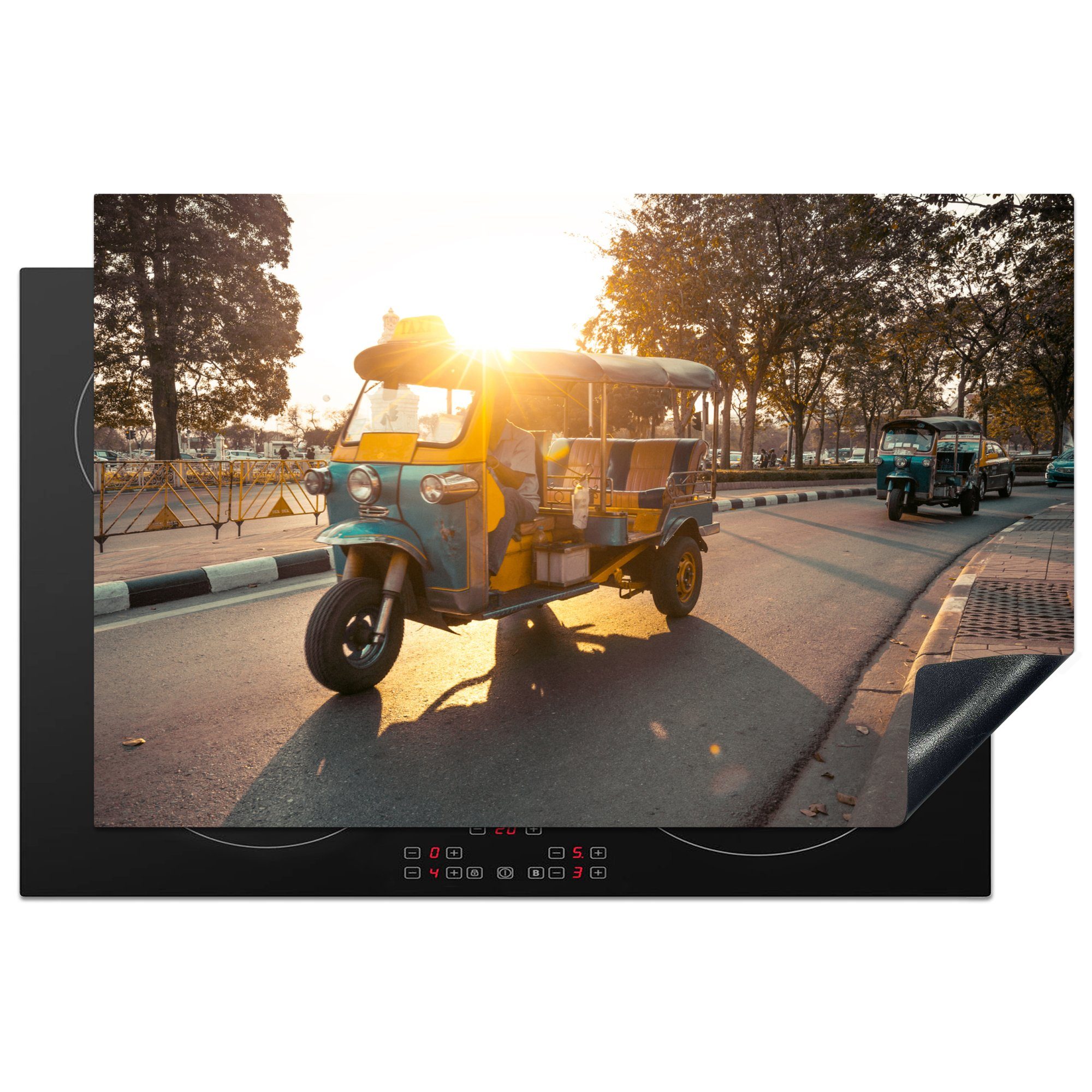 MuchoWow Herdblende-/Abdeckplatte Tuktuk bei Sonnenuntergang, Vinyl, (1 tlg), 81x52 cm, Induktionskochfeld Schutz für die küche, Ceranfeldabdeckung