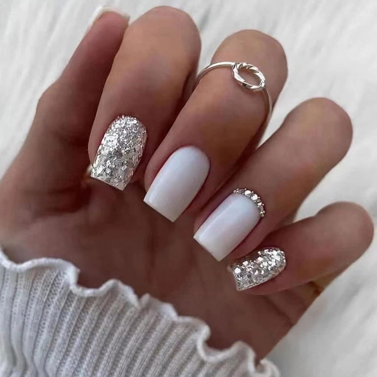 LuxusKollektion Kunstfingernägel 24 Stück Eckige Weiße Künstliche Nägel Kurz Glitzer French Tip Falsche