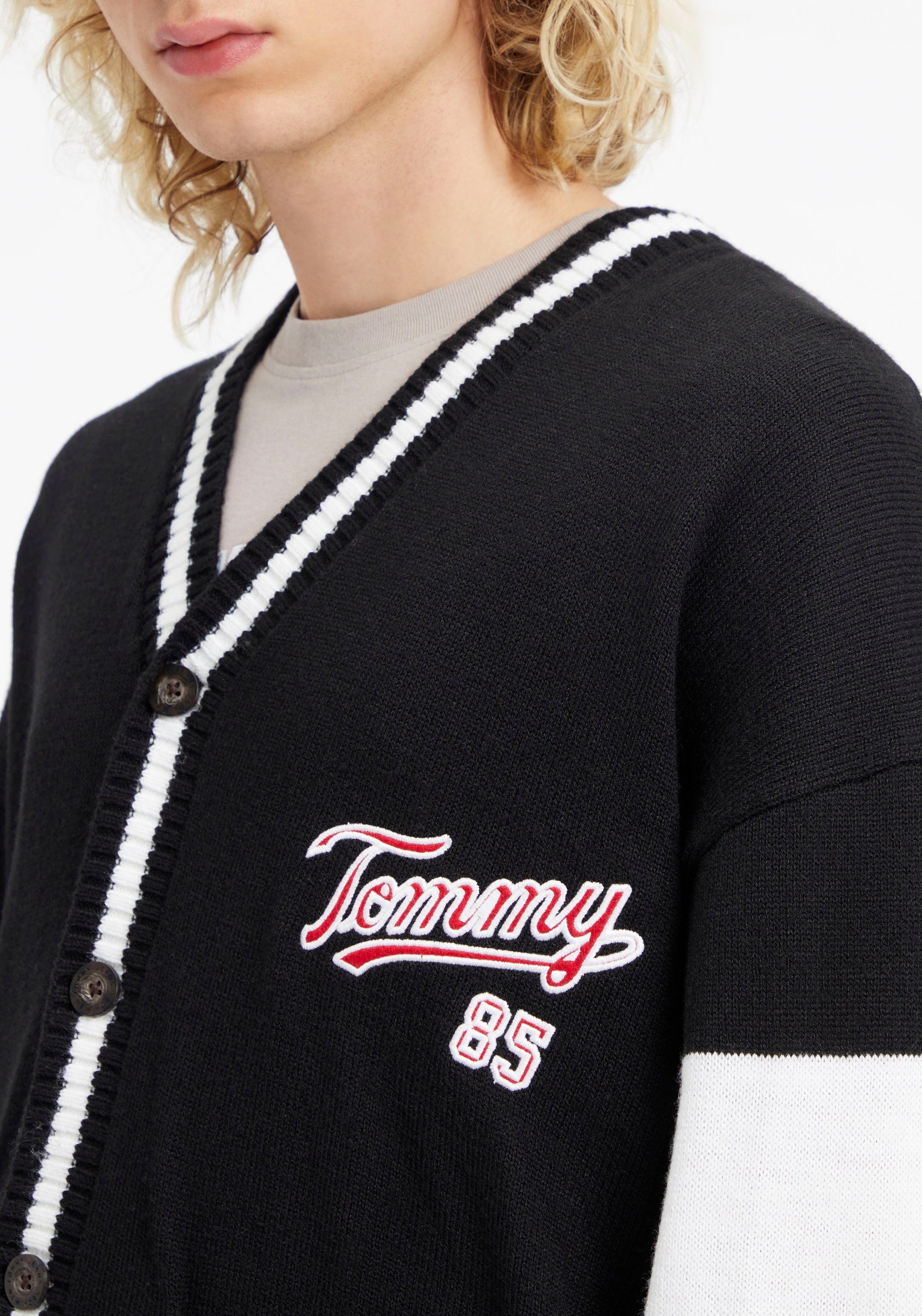 mit CARDI 85 COLLEGE Jeans Tommy TJM Sweatshirt OVSZ Logostickereien
