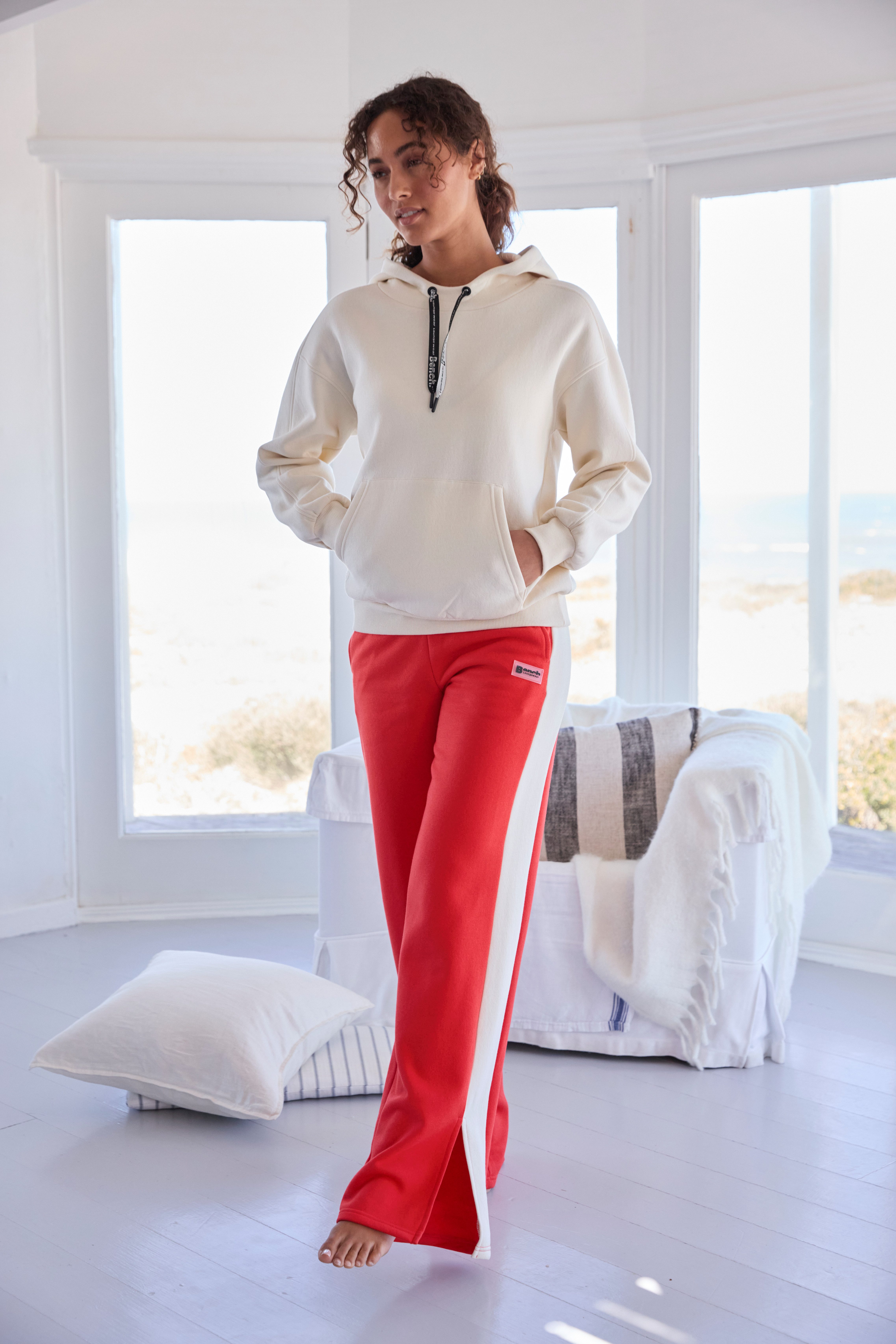 Bench. Loungewear Loungehose mit Seitenschlitzen am Beinsaum und Silikon Logo Badge, Loungewear
