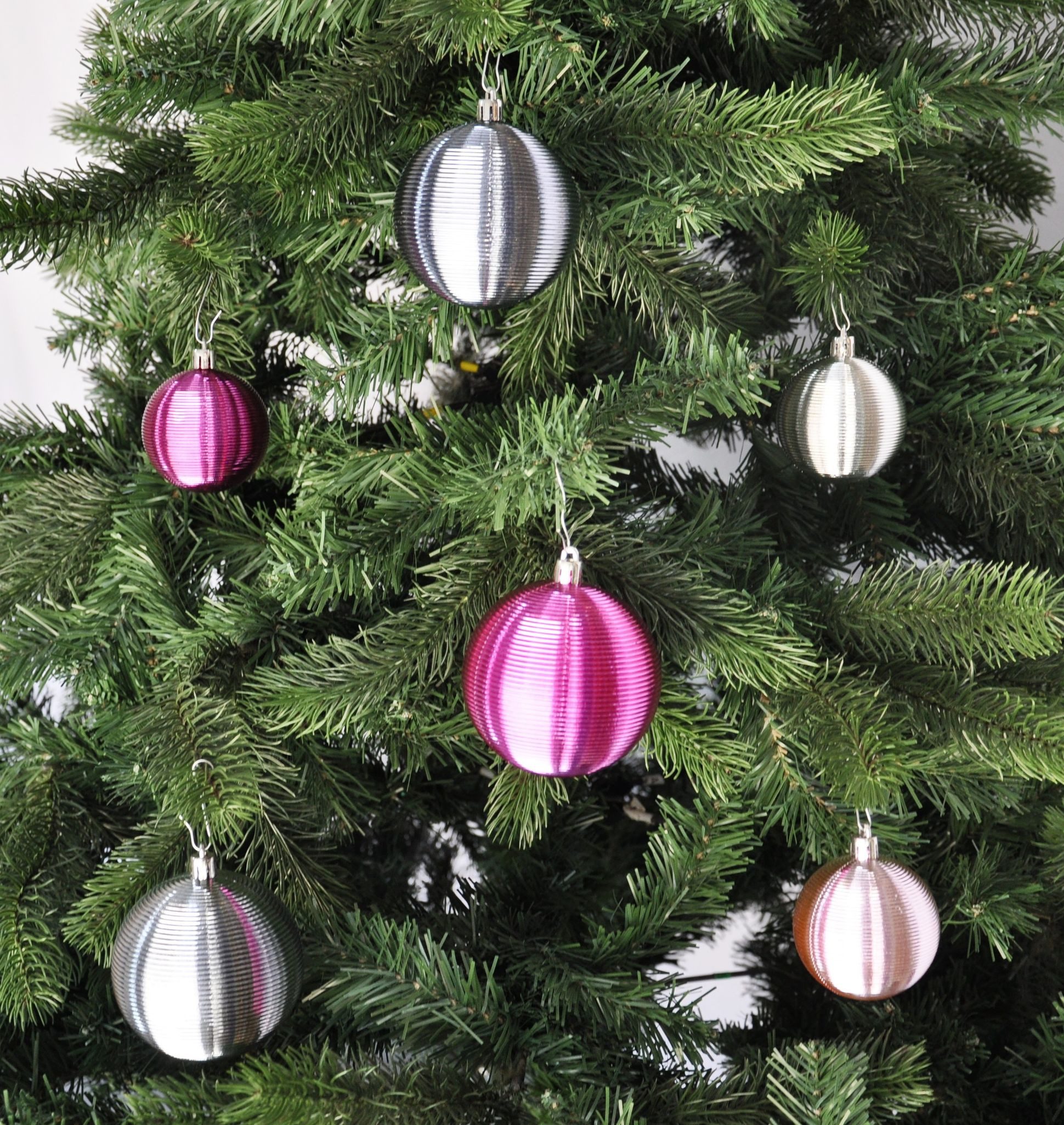 JACK Christbaumschmuck JACK by Inge 50x Kunststoff Kugeln Pink Silber Christbaumkugeln Rille, Inkl. Haken, Rillenoptik aus Kunststoff Ø 4 + 6 cm, Aufbewahrungsb – Bild 4 von 5