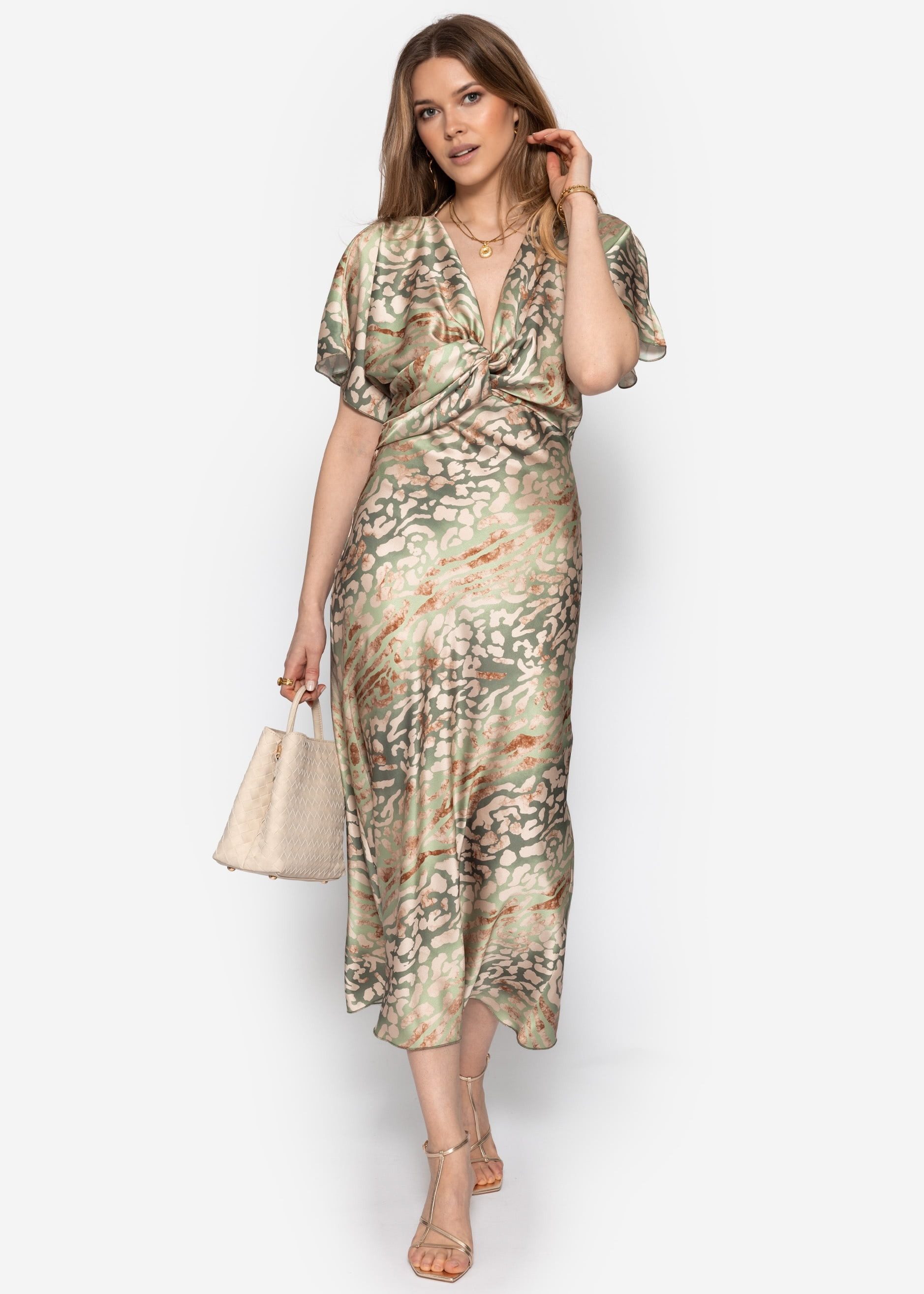 SASSYCLASSY Minikleid Satin Midikleid mit Animal Print für Damen Langes Kleid in fließender Optik mit Wickel-Look V-Ausschnitt Grün