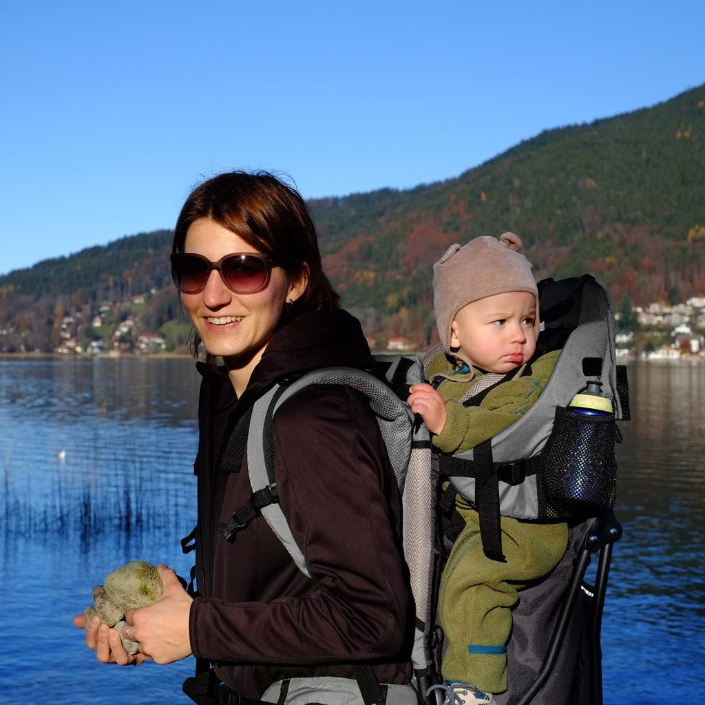 FASports Rückentrage Lil' Boss Kinderkraxe, Kindertrage (schwarz-grau, 1-tlg), Babytrage, 5-Punkt-Sicherungsgurt, Regen- und Sonnendach, Taschen