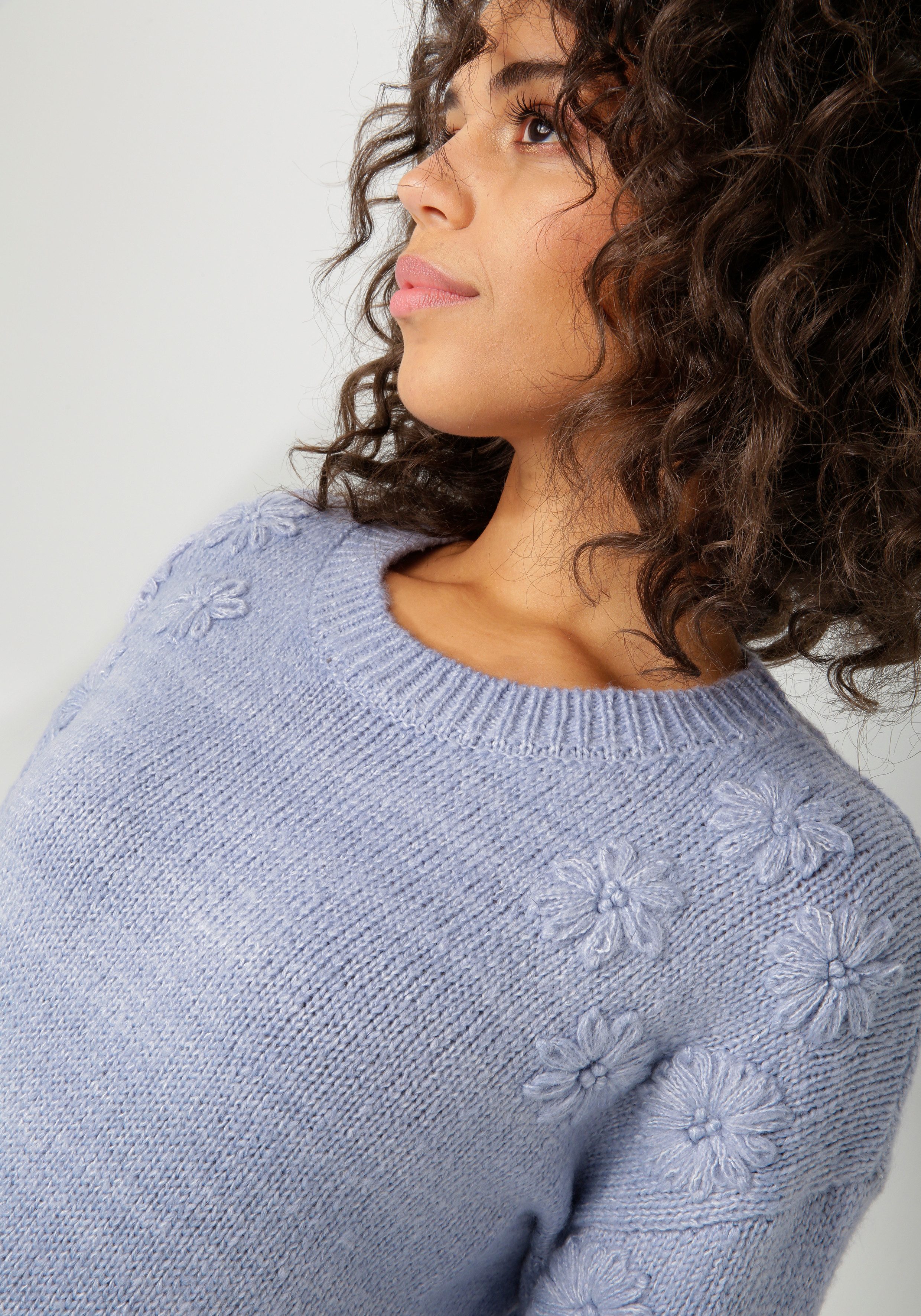 Aniston CASUAL Strickpullover mit aufgestrickten Blüten verziert