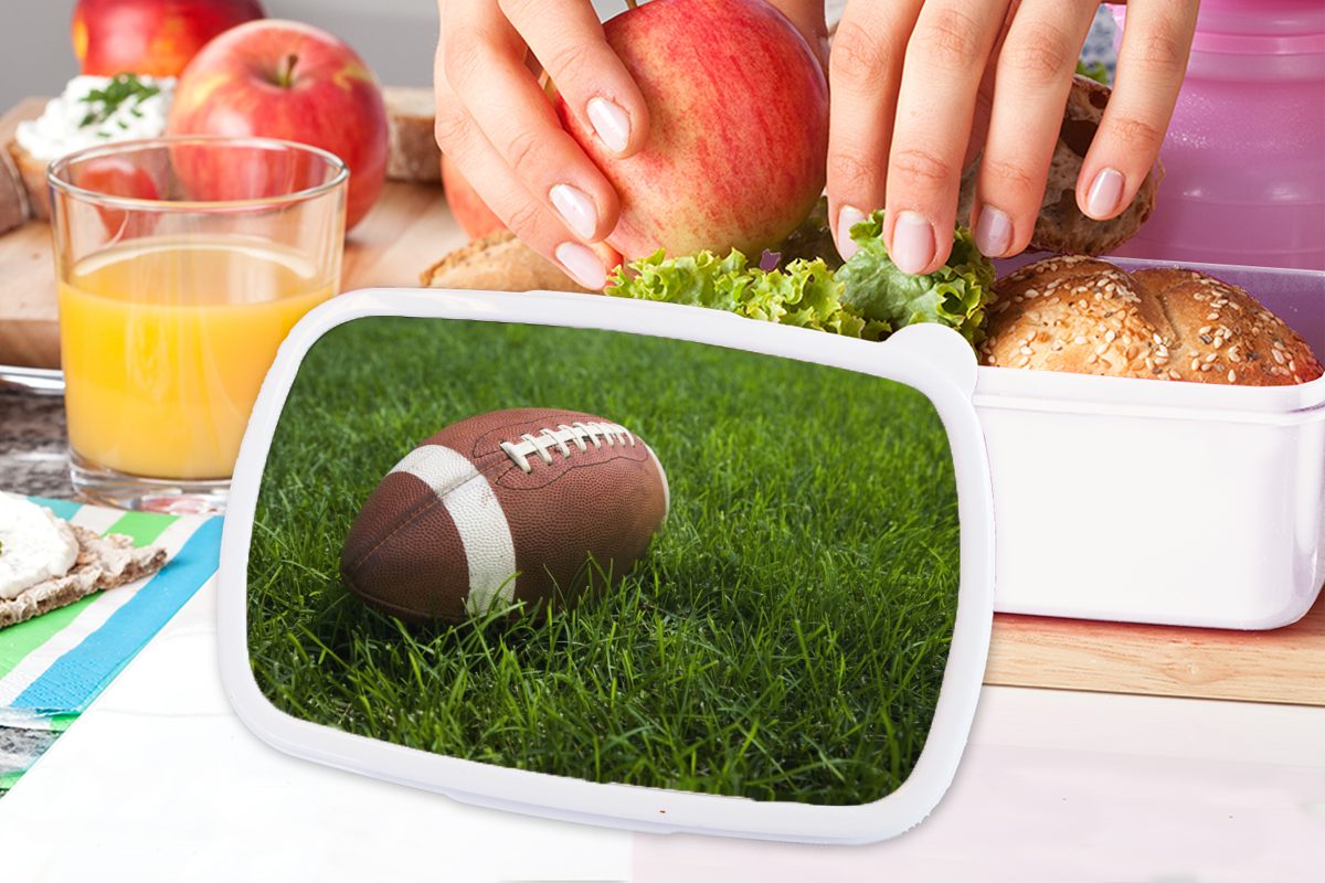 (2-tlg), und im Brotbox und Brotdose, Gras, American Lunchbox für Mädchen MuchoWow Nahaufnahme weiß Jungs eines Erwachsene, für Kinder Kunststoff, grünen Football