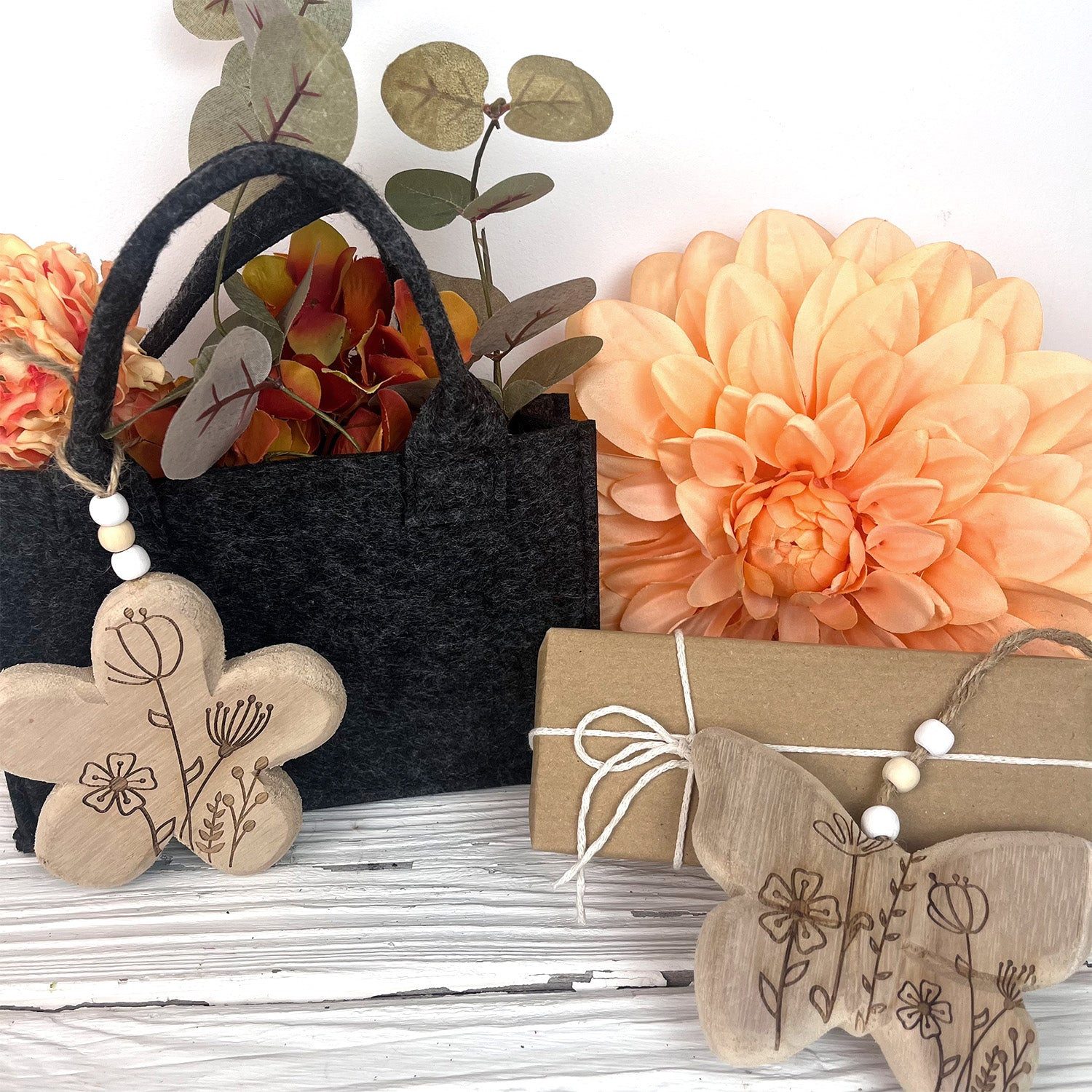 Logbuch-Verlag Dekofigur Frühlingsdeko Anhänger Set Blume Herz Schmetterling aus Holz Florale