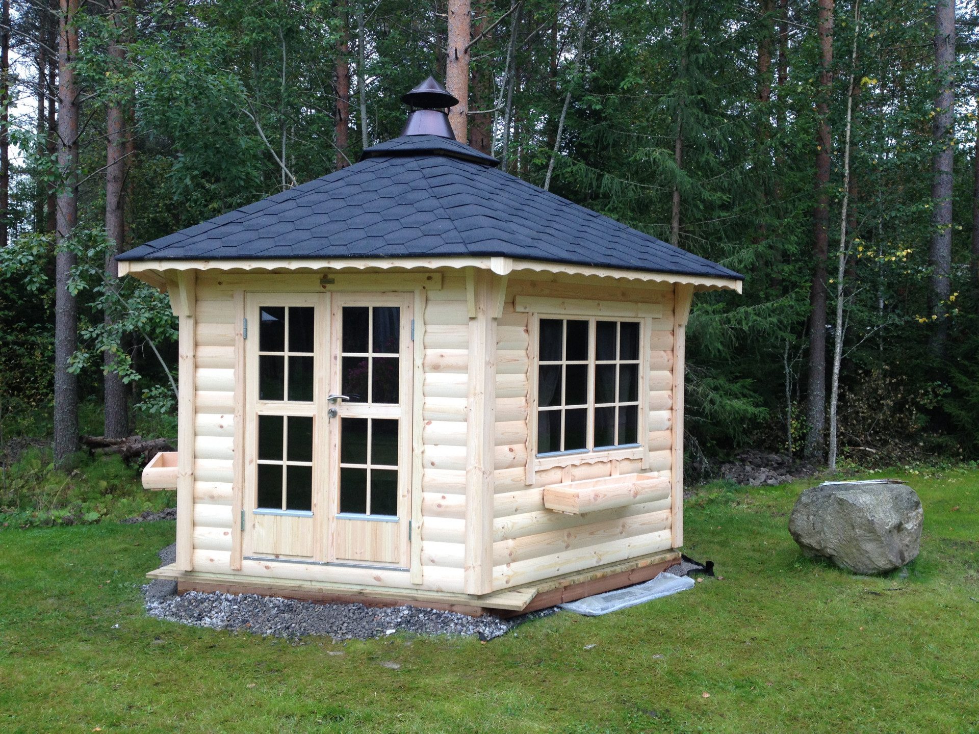 Finn Art Blockhaus Grillkota Grillpavillon 6-eckig Victoria 9,5 max. 15 Personen, BxT: 370x320 cm, Schindeln rot, mit Grillanlage