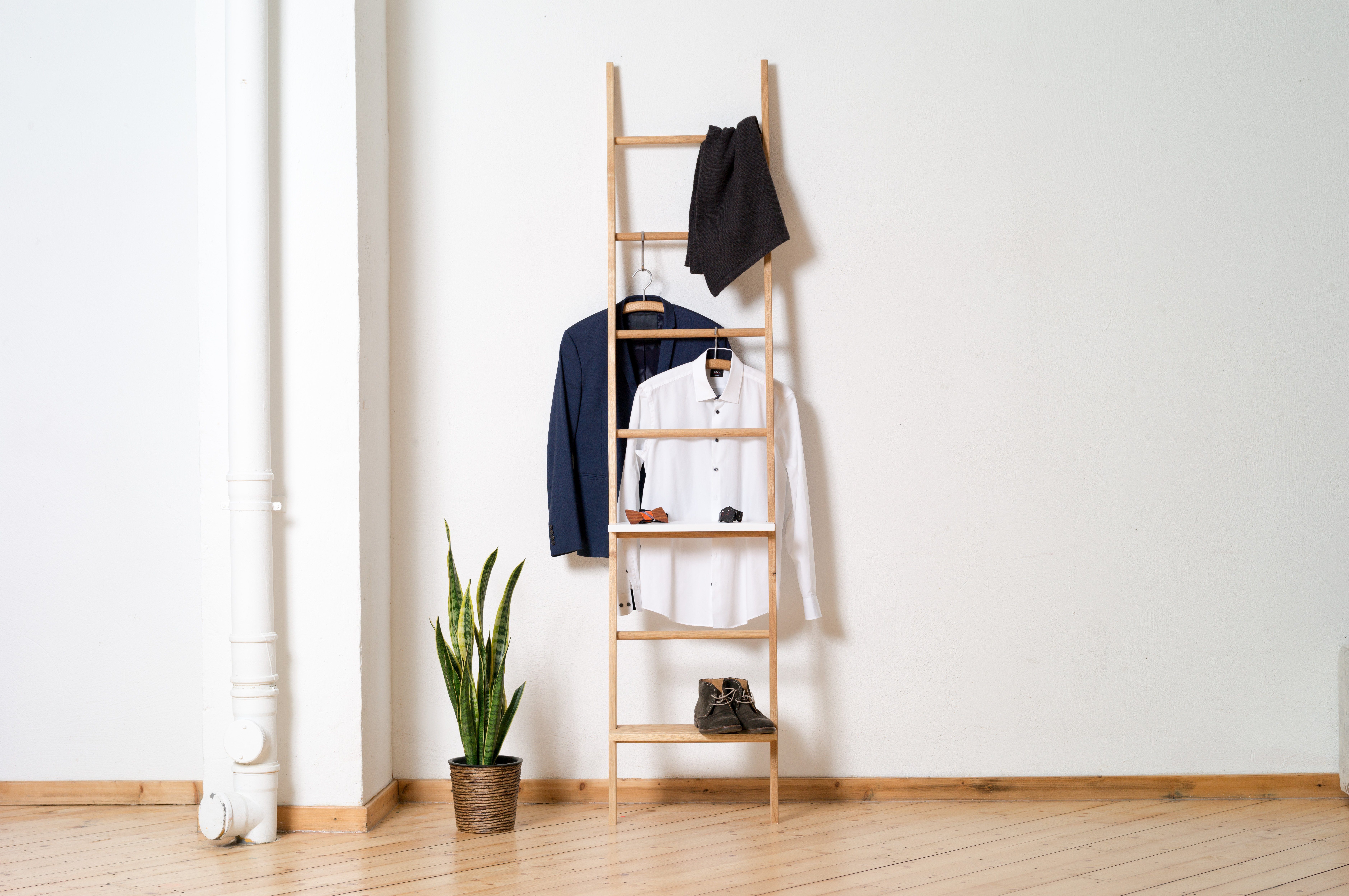 kleiderleiter.de Leiterregal Kleiderleiter extra lang, Massivholz 212x46,5x5,5 cm, für hohe Räume, Massivholzleiter mit 8 Sprossen in Eiche, Buche, Nussbaum oder Zirbe