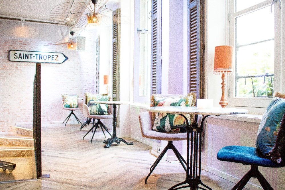 Mars & More Dekokissen Kissen Deko Kakadu Motiv Tropisch Bunt mit goldenen Franzen 45 cm, Vogelmotiv