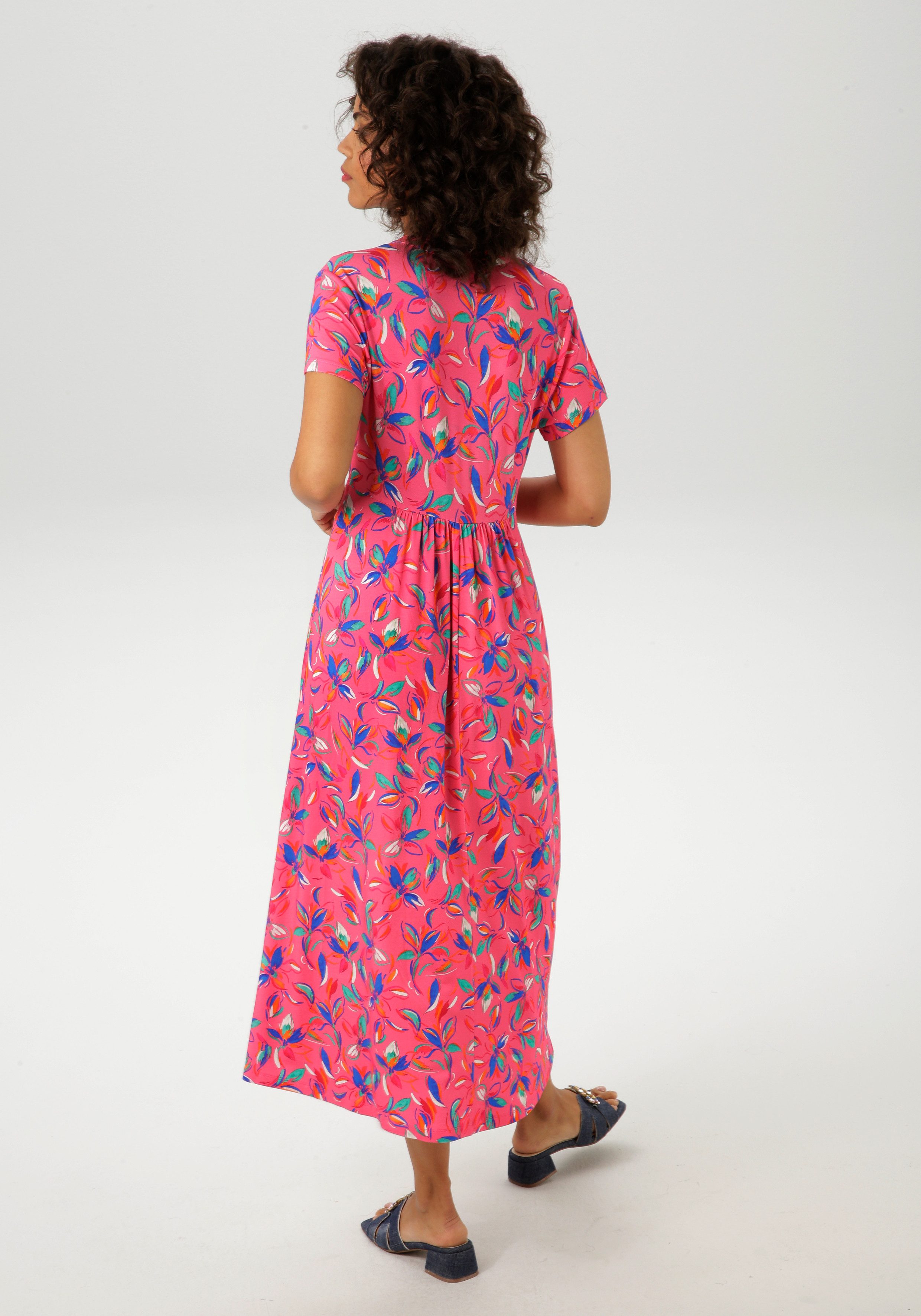 Aniston CASUAL Sommerkleid mit kunstvollen Blüten und Blättern bedruckt