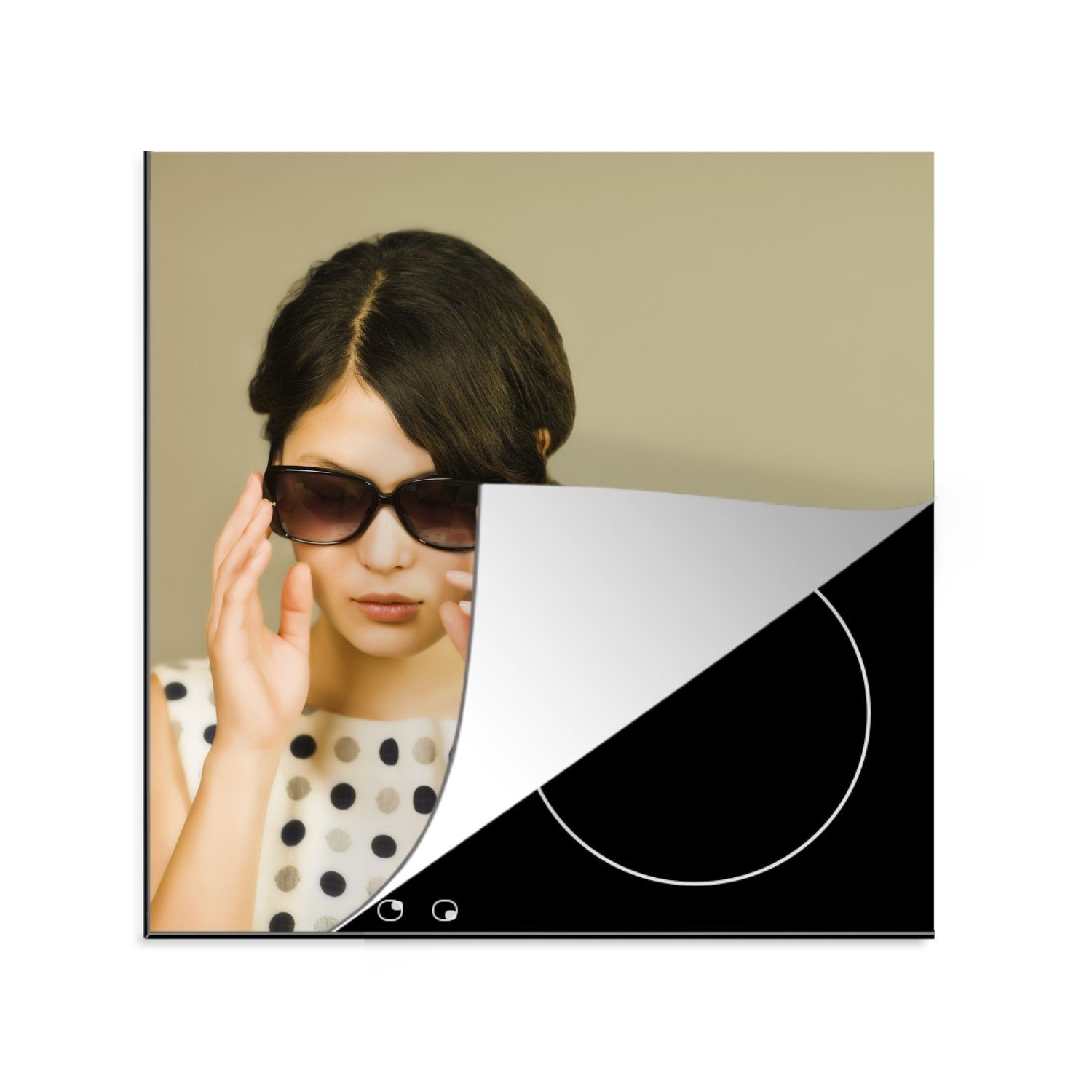 MuchoWow Herdblende-/Abdeckplatte Bild einer Frau, die die Sonnenbrille auf ihrem Kopf berührt, Vinyl, (1 tlg), 78x78 cm, Ceranfeldabdeckung, Arbeitsplatte für küche
