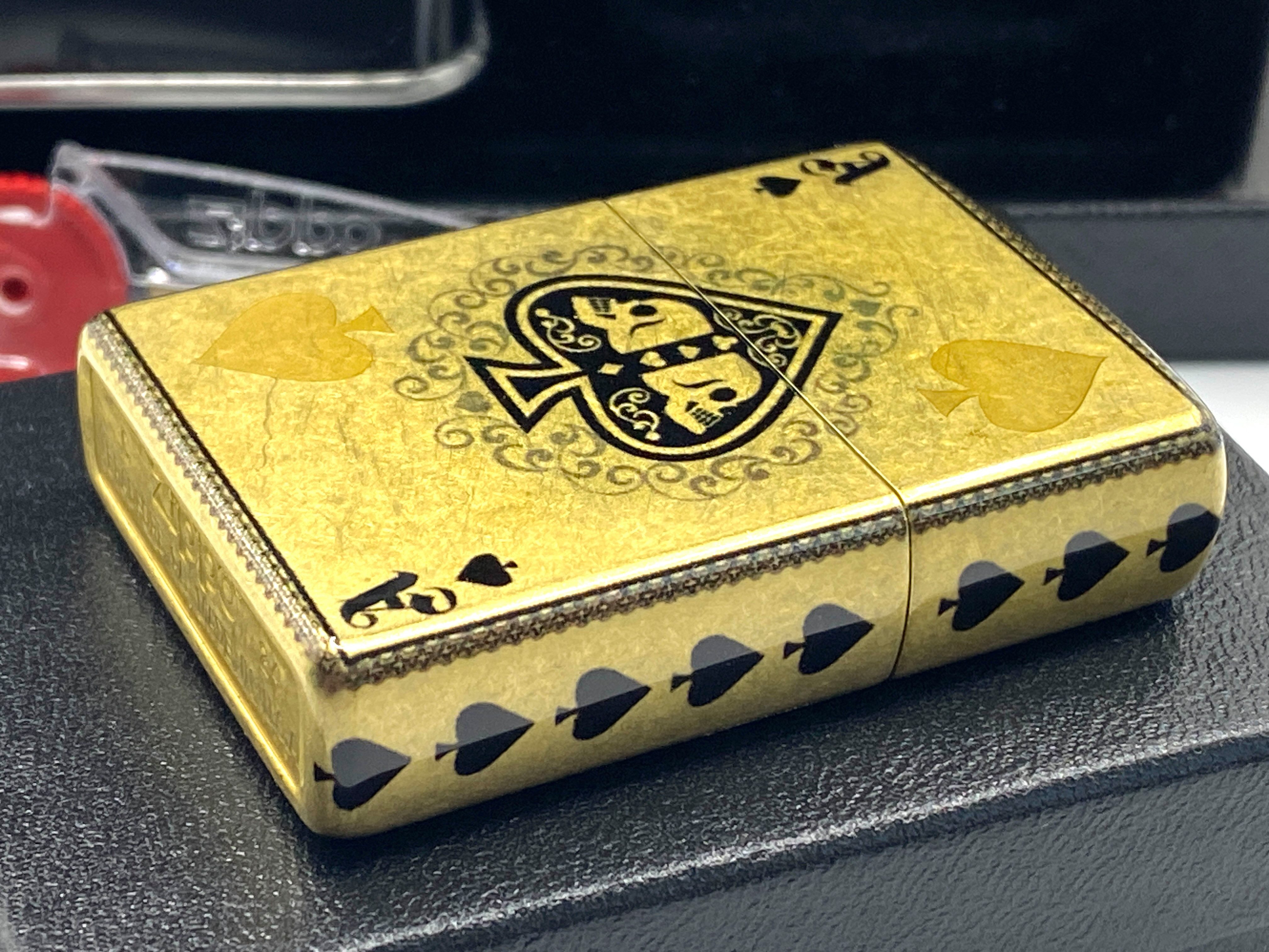 Zippo Feuerzeug 540° Tumbled Brass Pik As Skull Fusion Ace of Spades Geschenkset (mit viel Zubehör), Zippo Neuheit Winter 2024