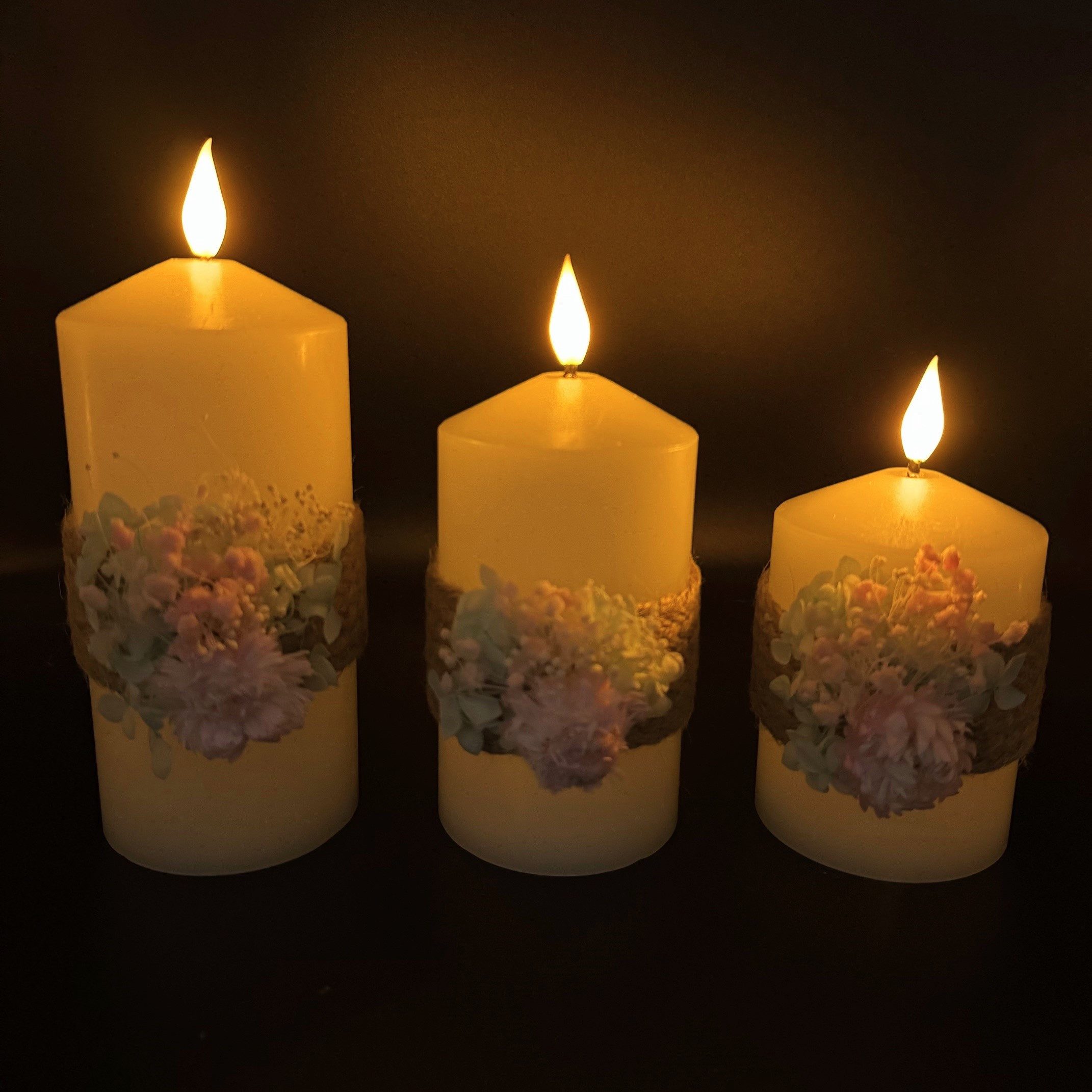 Online-Fuchs LED-Kerze - 3 LED Kerzen im Set aus Echtwachs mit 6-Stunden Timer (realistische Flamme mit Wachsspiegel, Weiß, Mint und Rosa), mit Trockenblumen und Hanfband dekoriert