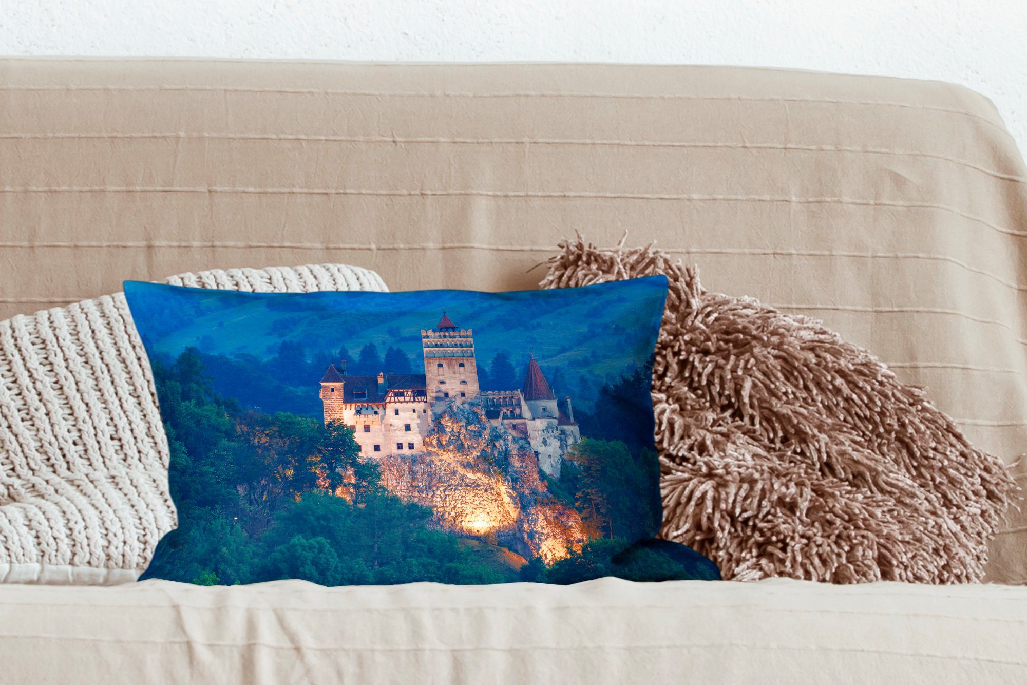 Schlafzimmer mit Dekoration, MuchoWow Schloss Füllung, Wohzimmer in Dekokissen Zierkissen, Beleuchtetes Rumänien, Dekokissen