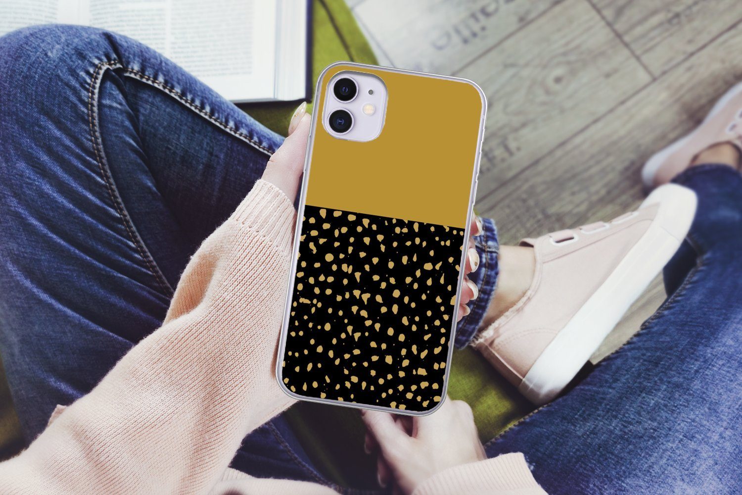 MuchoWow Handyhülle für Apple iPhone 11 Polka dots - Ockergelb - Schwarz, Smartphone-Bumper, Print, Handy Schutzhülle Dünn