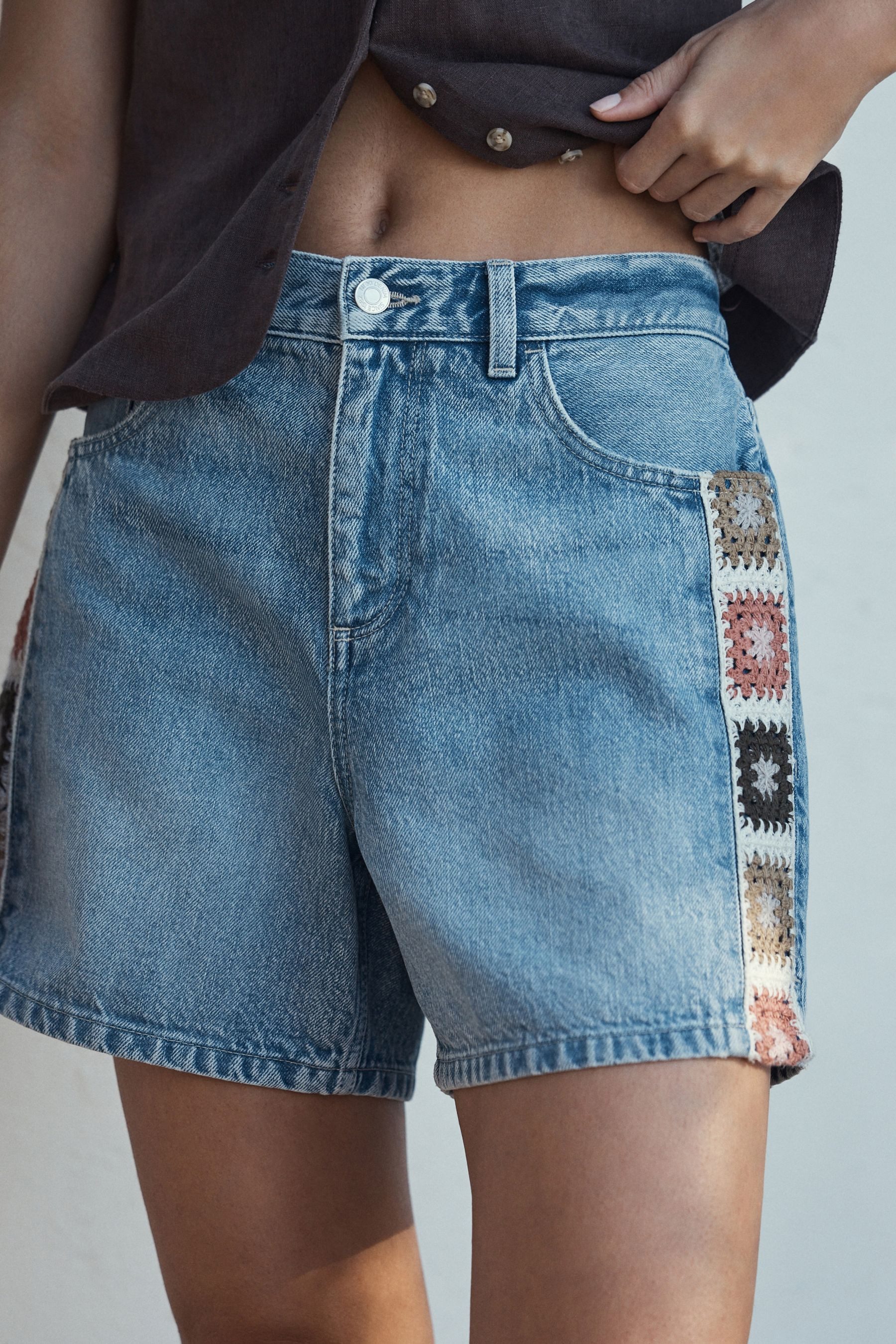 Next Jeansshorts Hochbund-Denimshorts mit Schlitz, Kurzgröße (1-tlg) – Bild 5 von 5