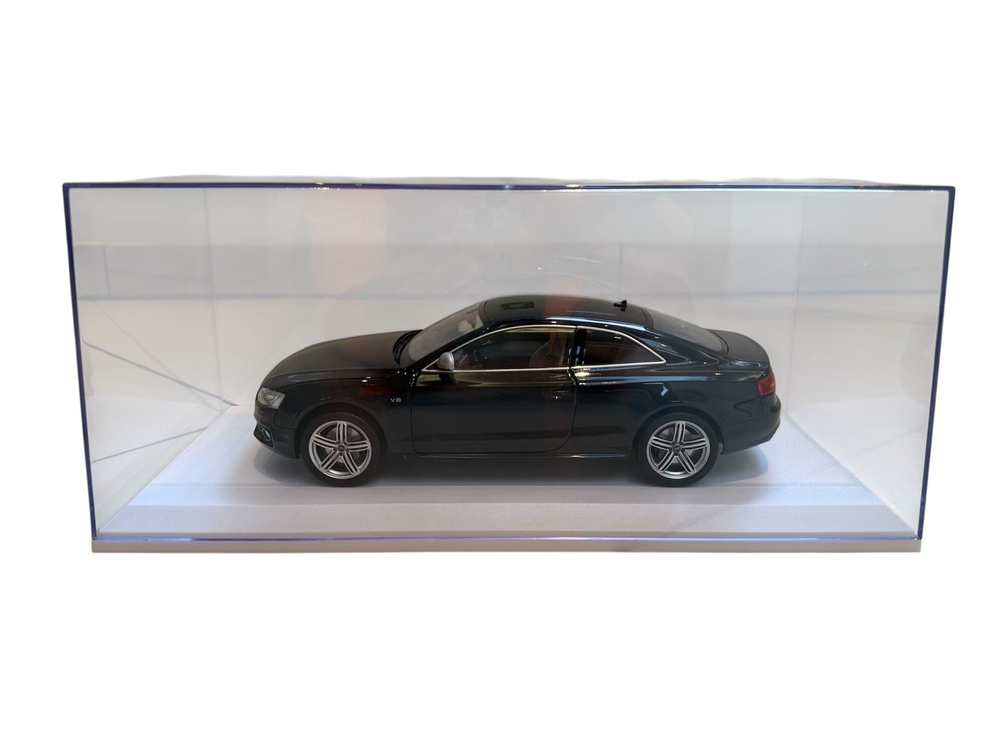 Triple9 Modellauto Modellauto Vitrine Scale weiss 1:24 - 1:32