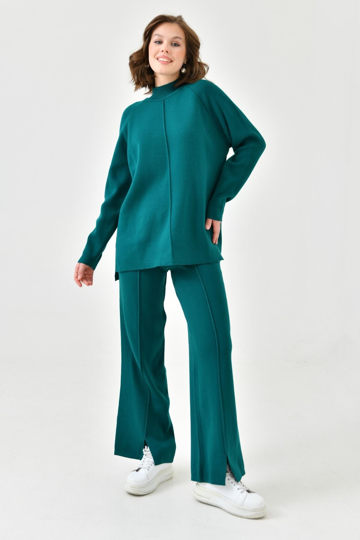 Blusentop Strickset aus hochgeschlossenem Pullover und hochgeschnittener Hose mi