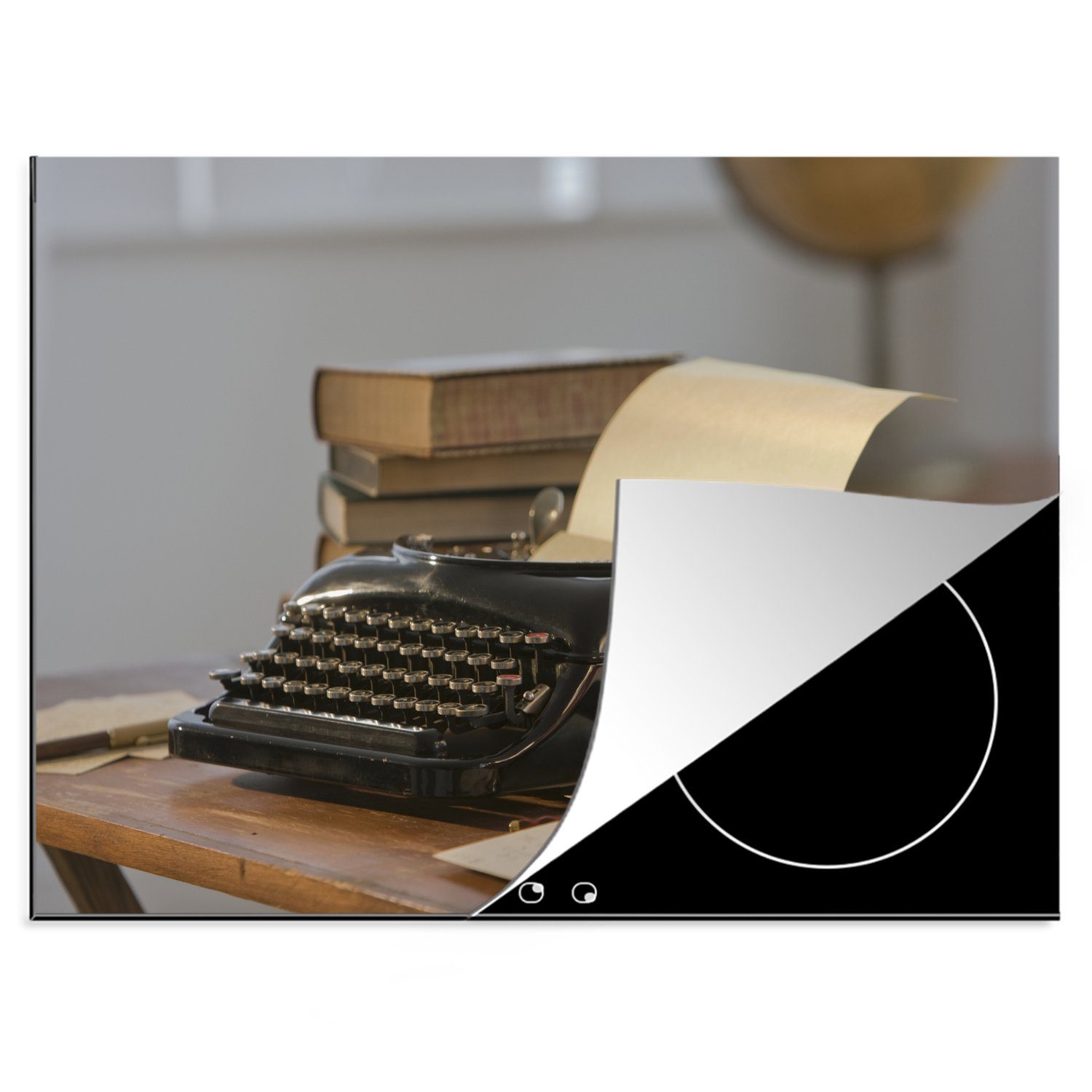 MuchoWow Herdblende-/Abdeckplatte Schwarze alte Schreibmaschine zwischen den Büchern, Vinyl, (1 tlg), 70x52 cm, Mobile Arbeitsfläche nutzbar, Ceranfeldabdeckung