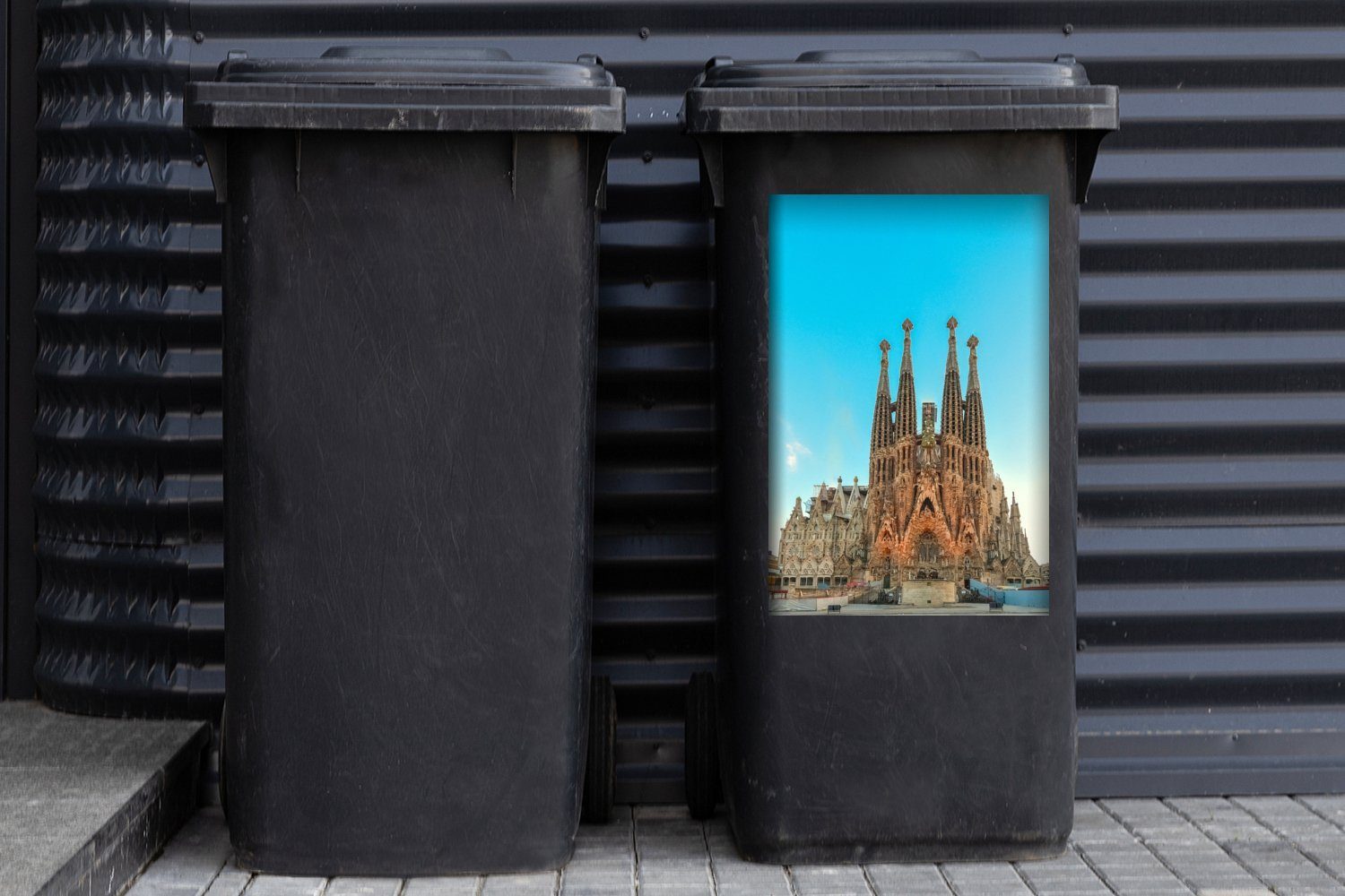 Abfalbehälter einem Container, Sagrada Mülltonne, Sonnenuntergang Familia Wandsticker Sticker, (1 in St), bei MuchoWow Barcelona frühen Mülleimer-aufkleber,
