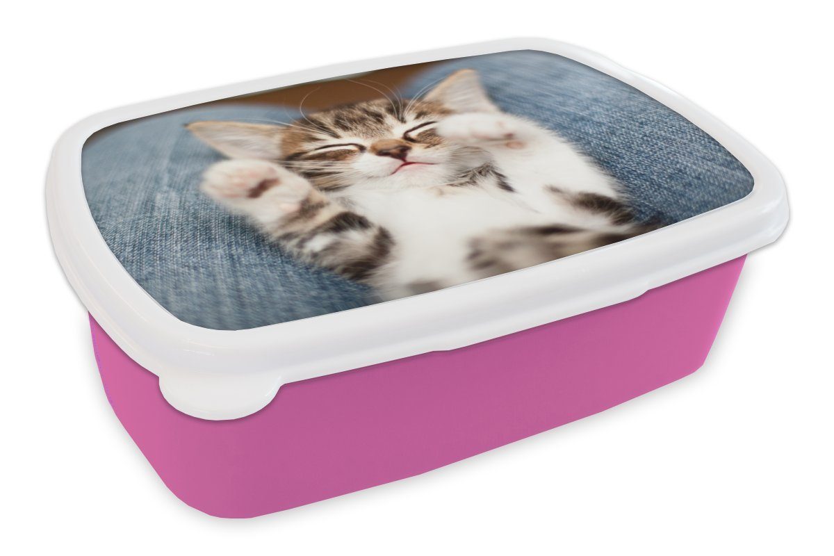 MuchoWow Lunchbox Kätzchen auf dem Schoß liegend, Kunststoff, (2-tlg), Brotbox für Erwachsene, Brotdose Kinder, Snackbox, Mädchen, Kunststoff rosa