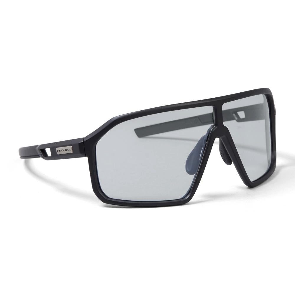 Endura Fahrradbrille Endura Mullet Photochromic Sportbrille Schwarz  selbsttönend, TR90-Ra