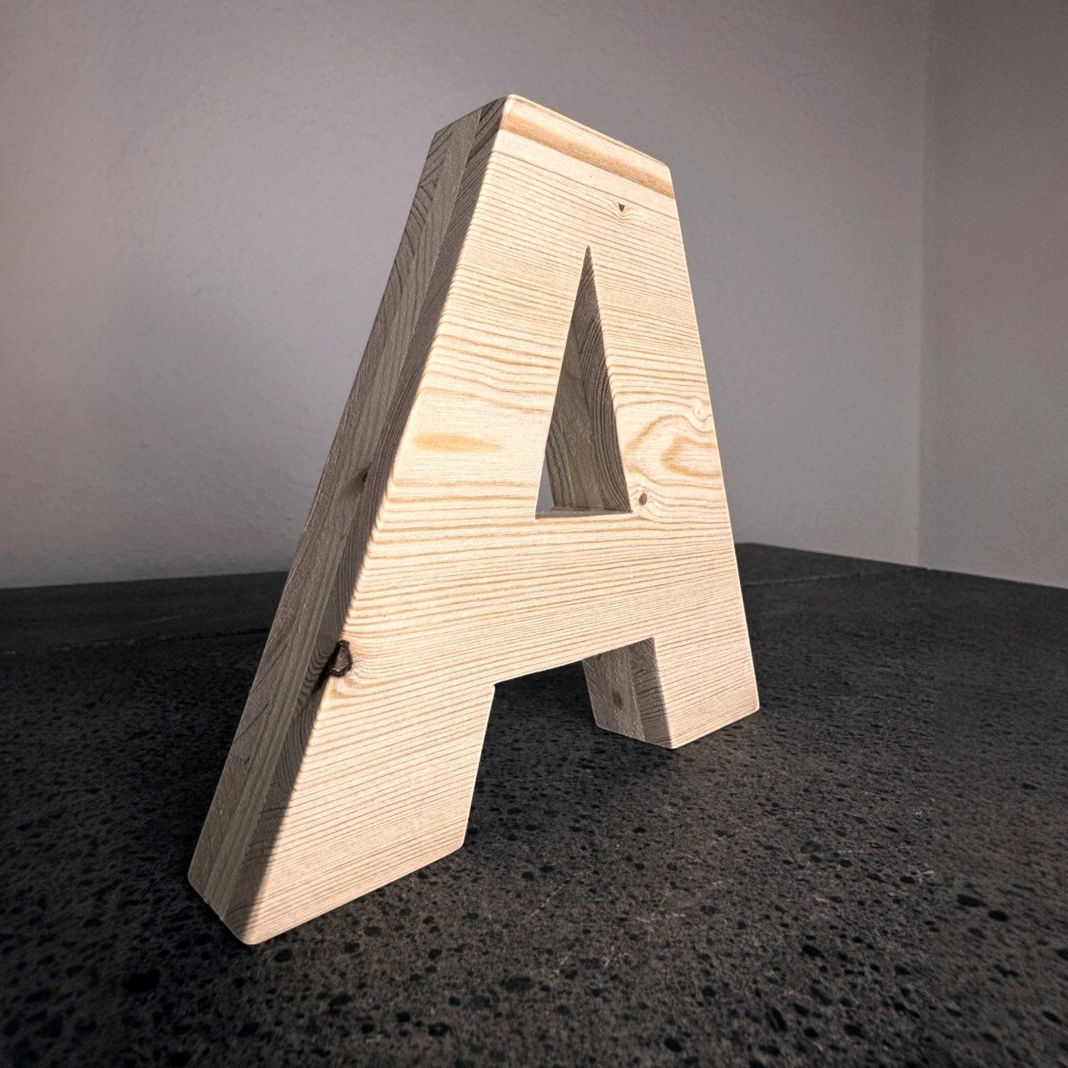 Zayno Deko-Buchstaben Holzbuchstabe "A" aus massivem Fichtenholz (Packung, 1 St., Fördert das Kennenlernen des Alphabetes), in liebevoller Handarbeit aus hochwertigem Fichtenholz gefertigt.