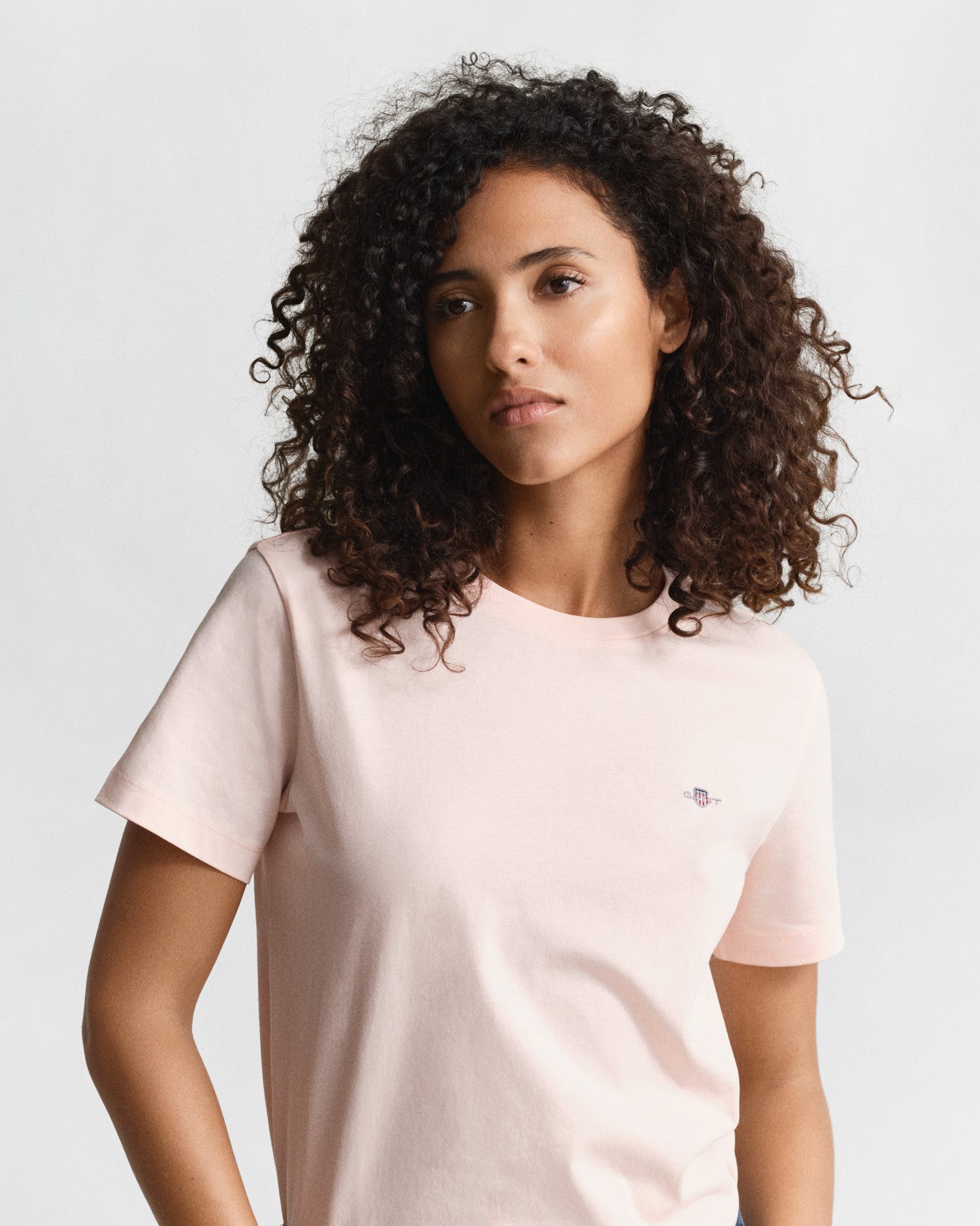 Gant T-Shirt REG SHIELD KA T-SHIRT mit einer kleinen aufgestickten Wappen-Grafik auf der Brust