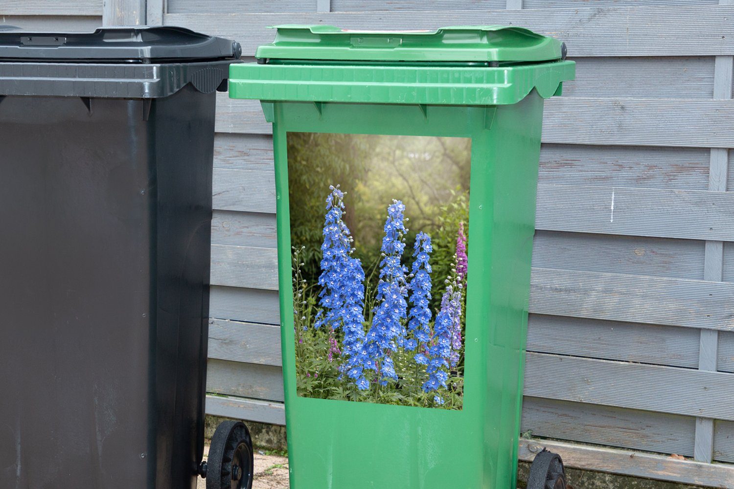 MuchoWow Wandsticker Sonnenstrahlen über (Delphinium) den Container, Mülltonne, (1 Mülleimer-aufkleber, Sticker, Abfalbehälter blauen St), Rittersporn