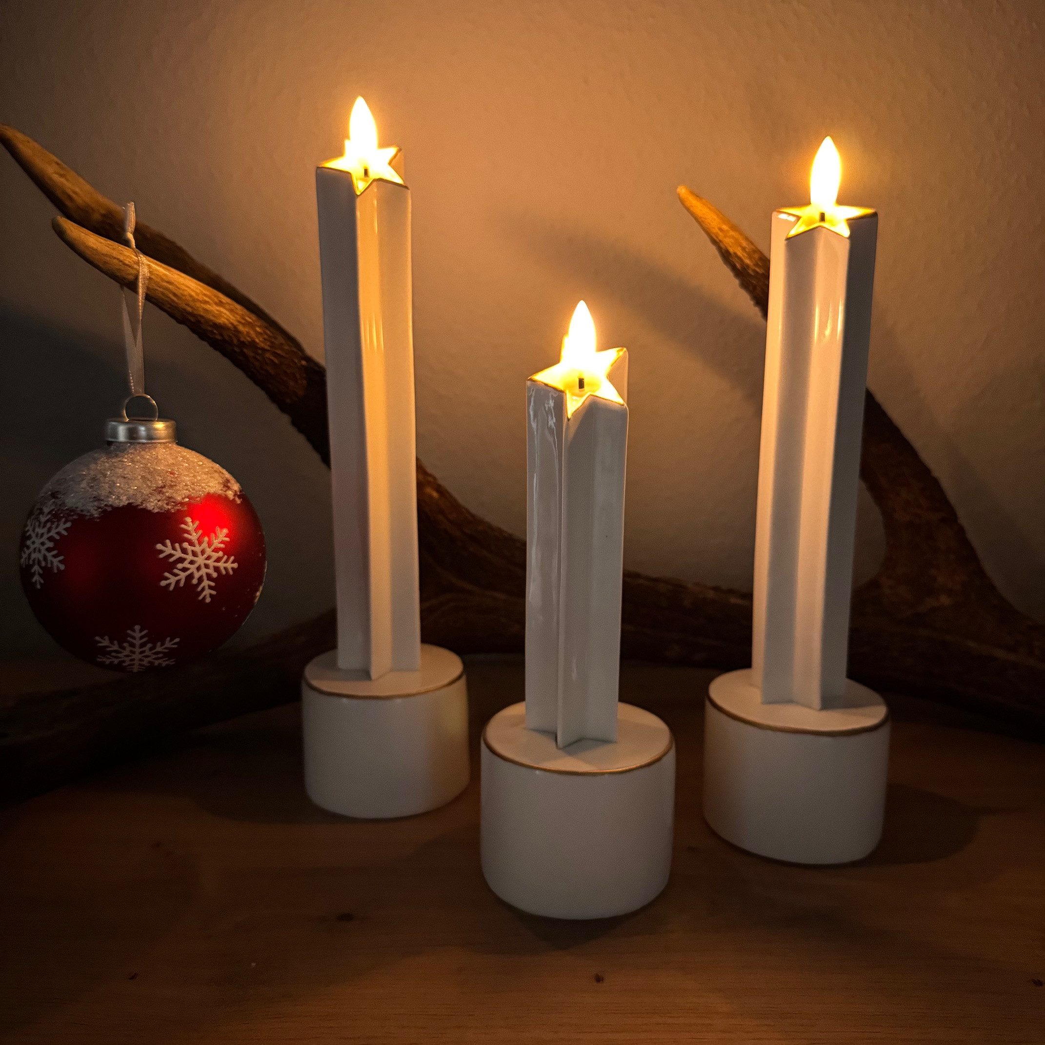 Online-Fuchs LED-Kerze - 3er Set Kerzen aus Keramik in Sternform mit 6-Stunden Timer (Silber oder Gold, realistische Kerzenflamme), 3 unterschiedliche Höhen von 20 bis 27,5 cm groß