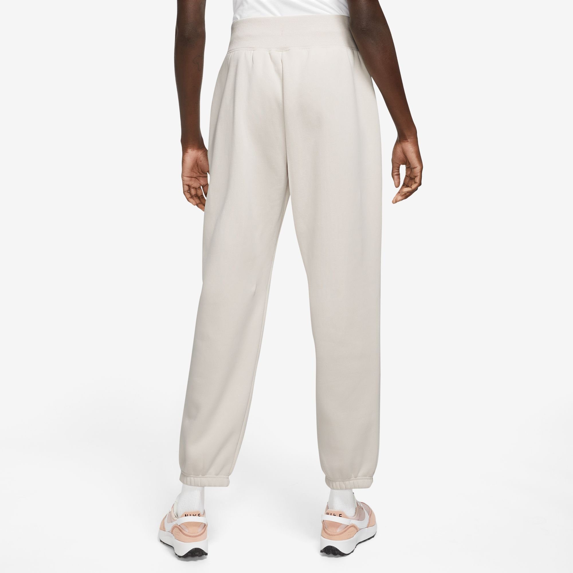 Nike Sportswear Jogginghose PHOENIX FLEECE WOMEN'S HIGH-WAISTED OVERSIZED SWEATPANTS LT OREWOOD BRN/SAIL | Jogginghosen