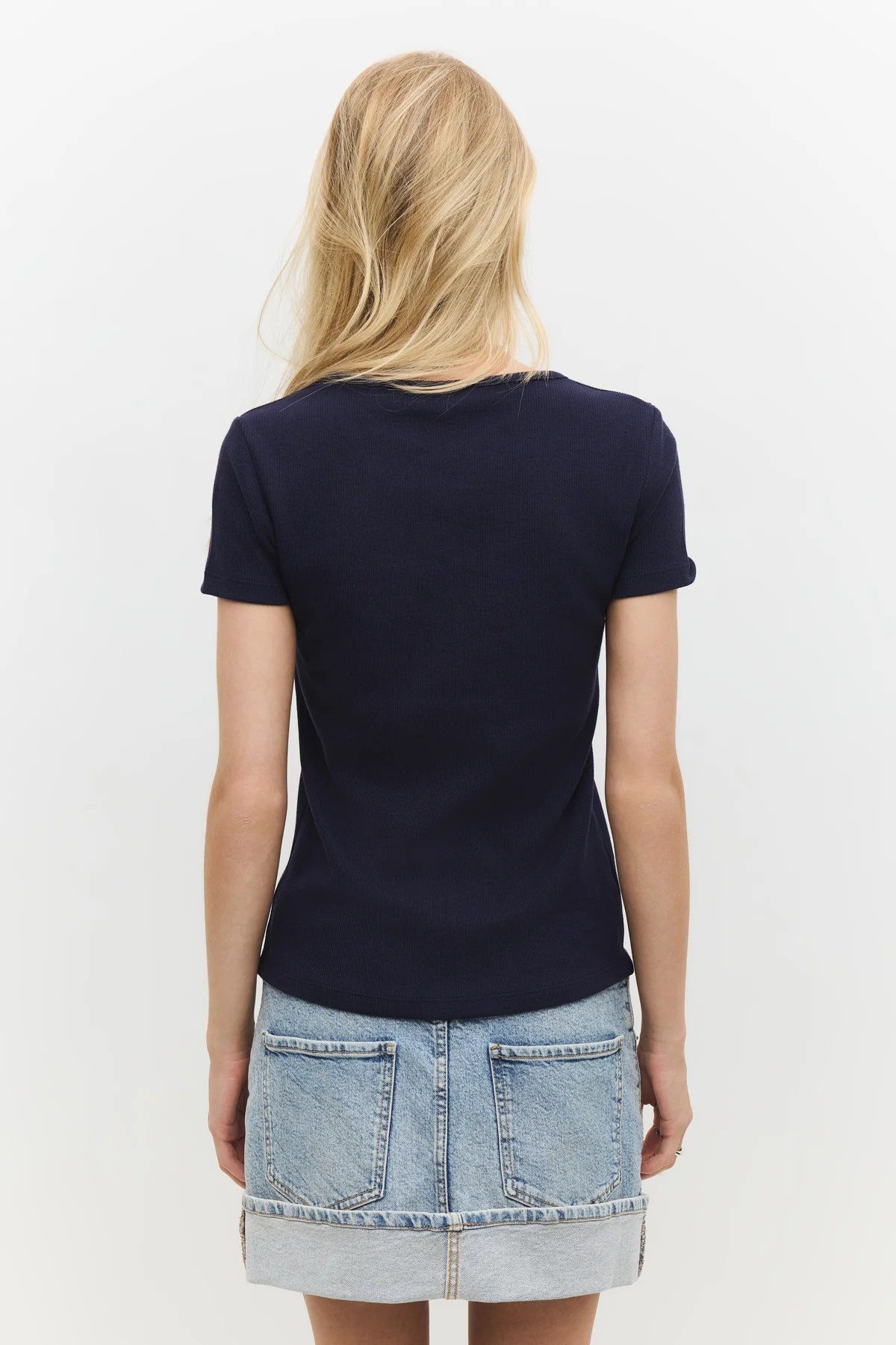 No Matter What T-Shirt Kurzärmeliges, geripptes T-Shirt mit Druckknopfverschluss. – Bild 4 von 4