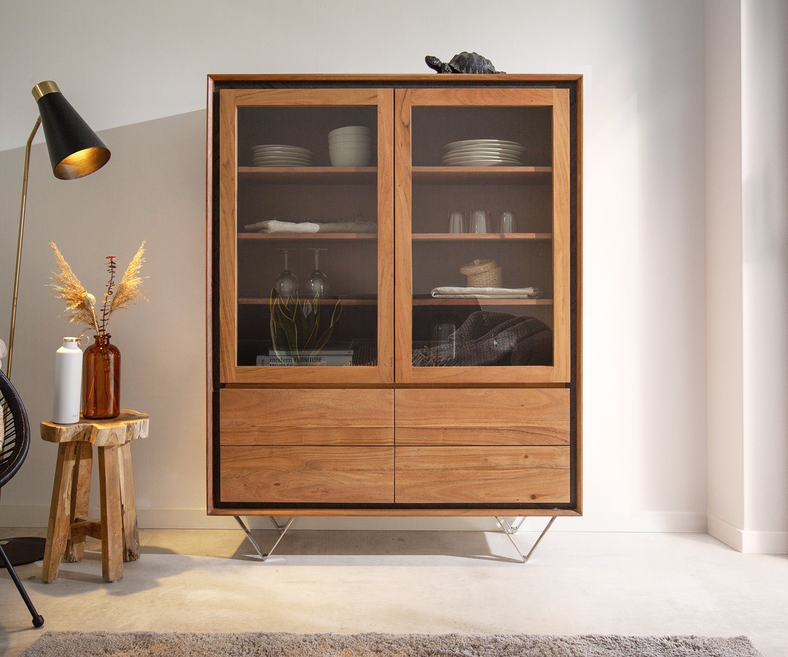 DELIFE Vitrine Stonegrace Akazie Natur 115x150 2 Türen 4 Schubladen Steinfurnier V-Fuß
