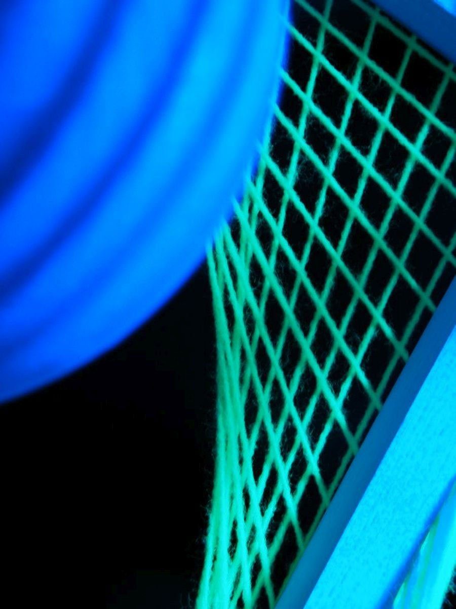 UV-aktiv, 40cm, 3D Würfel "Blue unter Fadendeko Schwarzlicht Schwarzlicht leuchtet Dekoobjekt StringArt PSYWORK Sky",