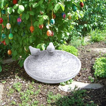 Spetebo Vogeltränke Beton Vogeltränke in grau mit Ornamenten - 24 cm 0,2 l, Vogelbad aus Stein mit Vogel Figuren