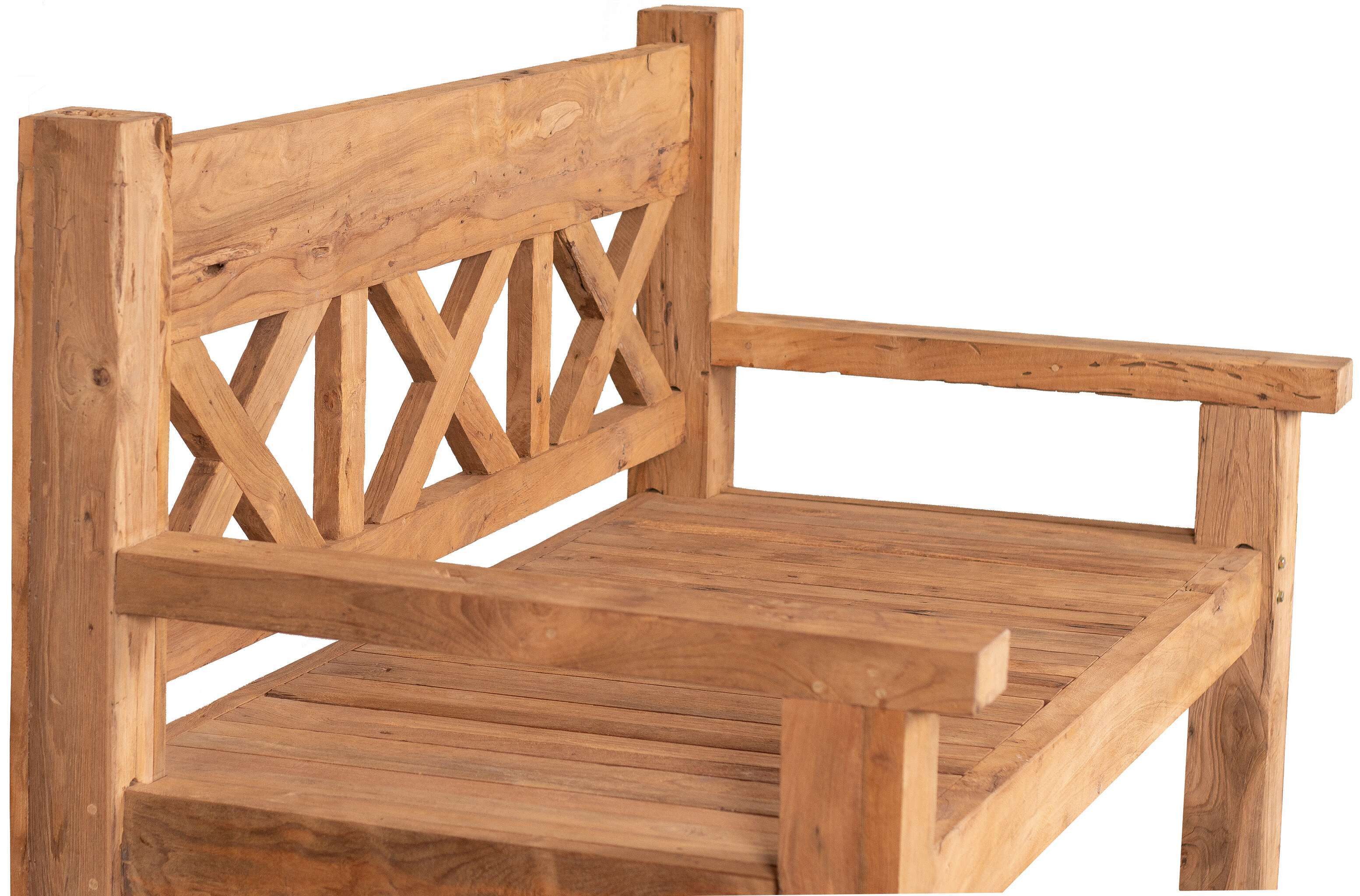 MR.DEKO Gartenbank Rustique Teak 160 cm, Holzbank extra tief, große Sitzfläche (Gartenbank, 1-St., 1 Teakholz-Gartenbank 160 cm, wetterfest & massiv, mit Armlehnen), Rustikale Optik, extra breite Sitzfläche
