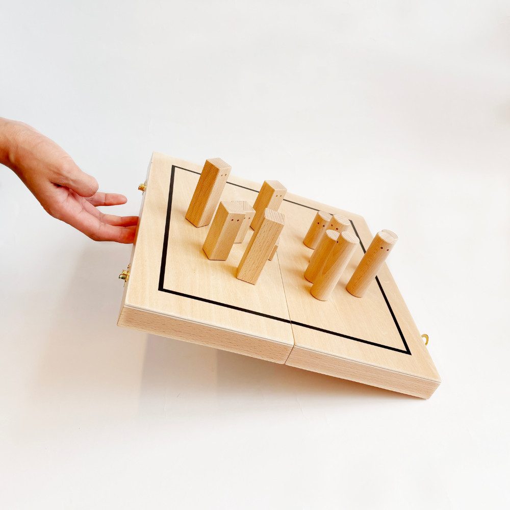 ideen.kollektiv Lernspielzeug Systembrett Pro to Go – Faltbares & magnetisches Familienbrett (aus hochwertigem Buchenholz –, Perfekt für systemisches Coaching), Familienaufstellungen, Supervision, Therapie & Beratung