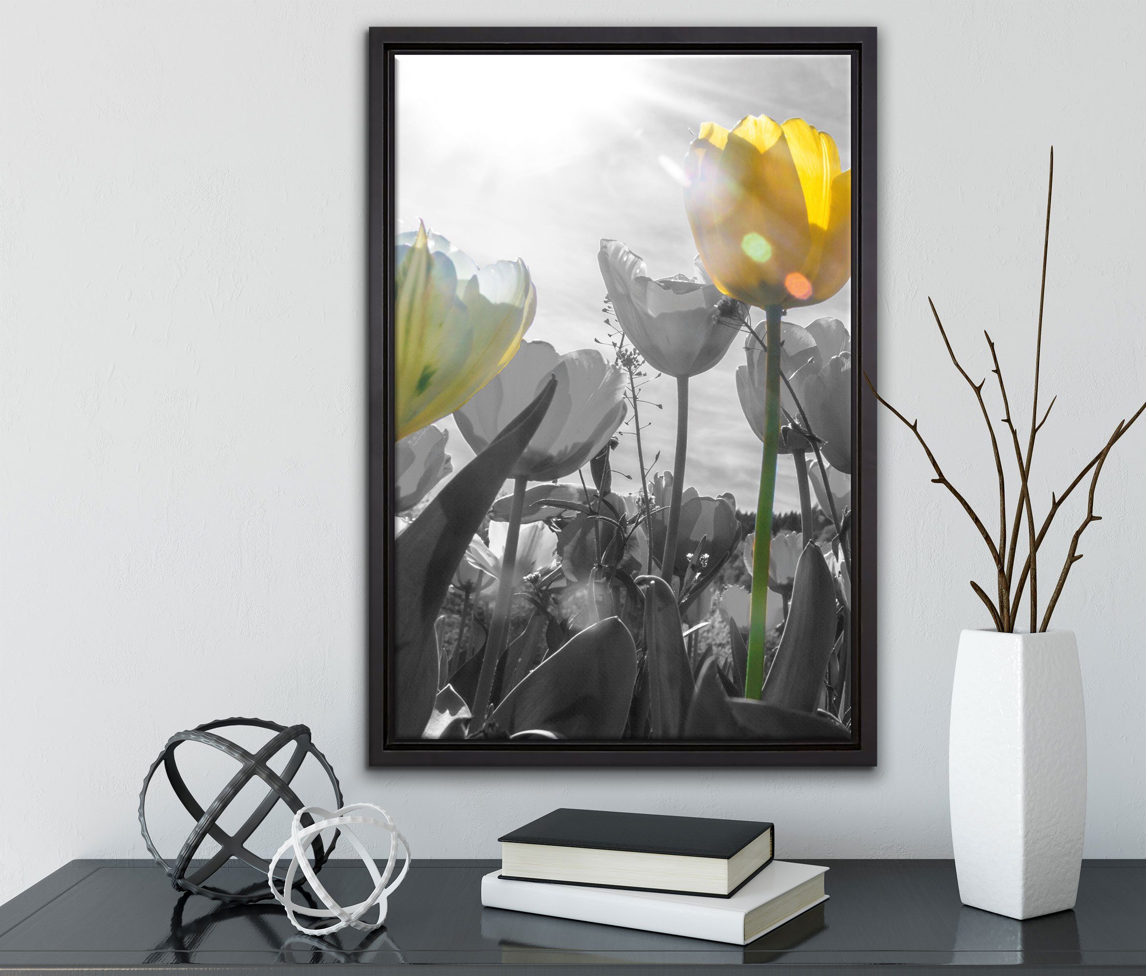 bespannt, Tulpenwiese schwarz/weiß, wunderschöne St), gefasst, Leinwandbild Pixxprint Zackenaufhänger einem fertig (1 Schattenfugen-Bilderrahmen Wanddekoration Leinwandbild inkl. in
