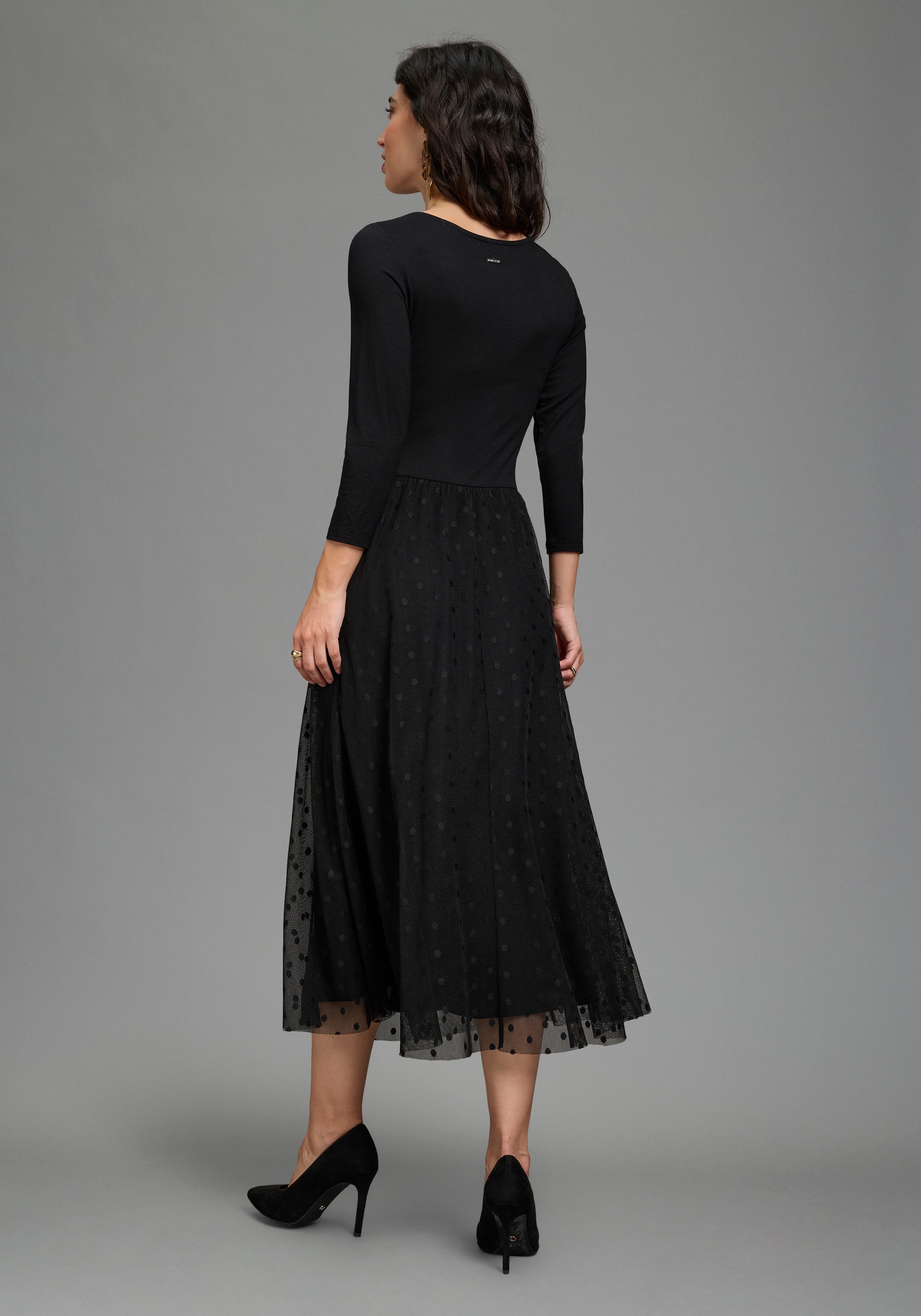 Laura Scott Abendkleid in Midilänge mit Meshrock in Punkte-Design figurbetonte Passform, Materialmix, Shirtware in kombination mit Mesh – Bild 2 von 5