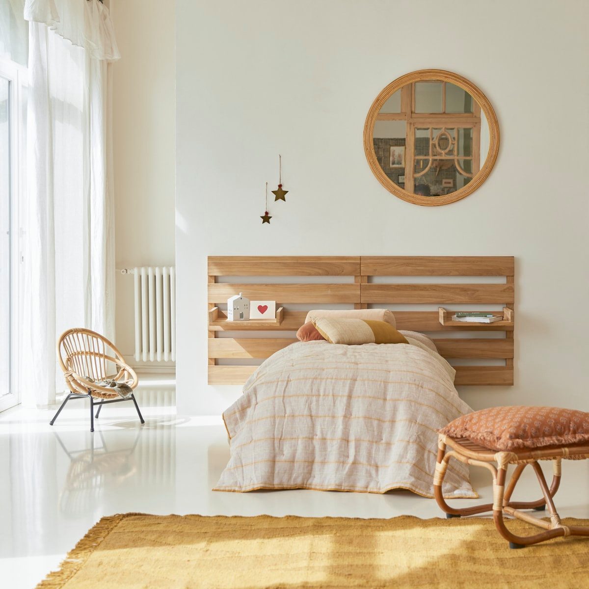 Tikamoon Massivholzbett Urbain Kinder-Kopfteil aus massivem Teak mit 2 Ablagen 180 cm