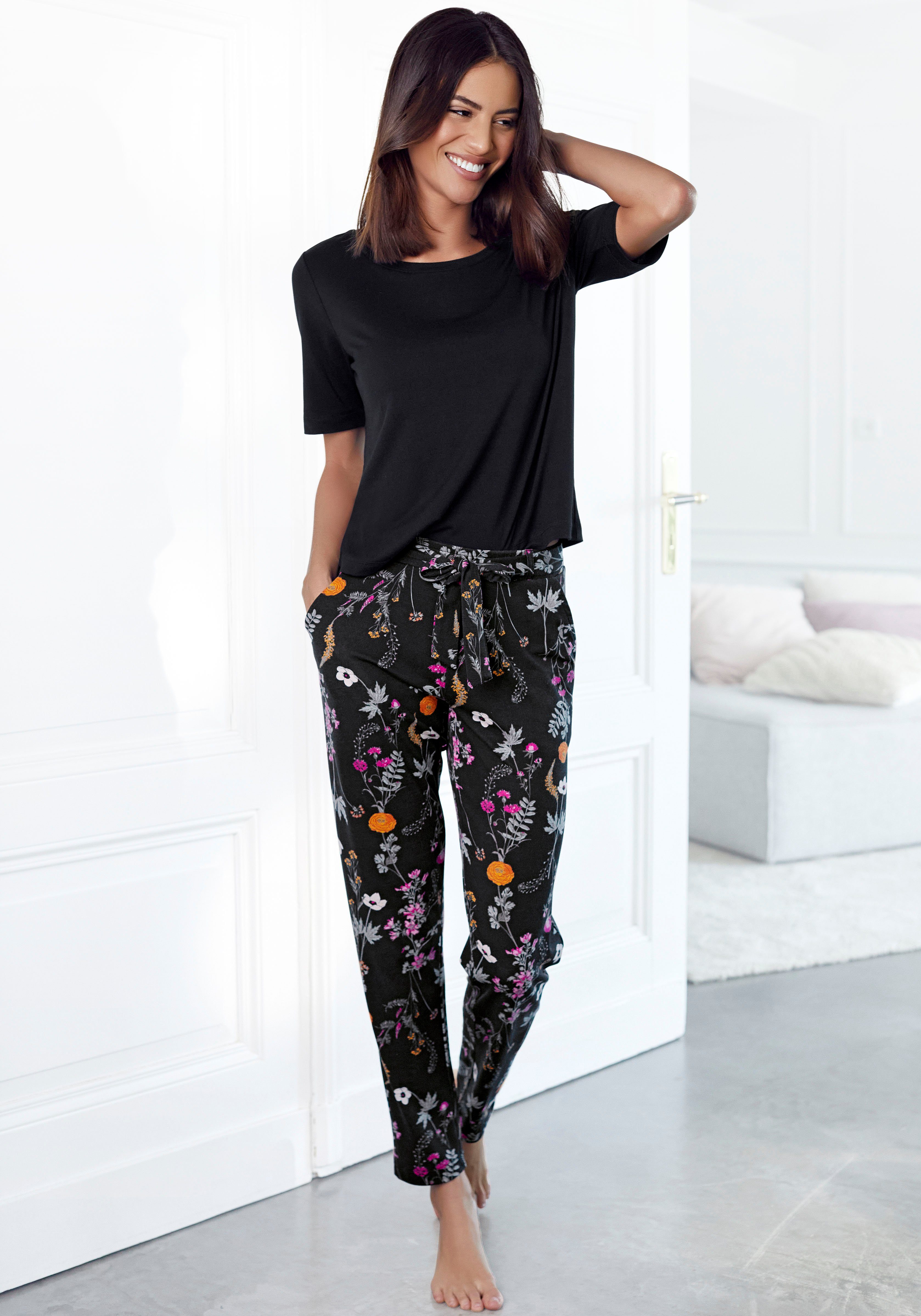 LASCANA Pyjama (2 tlg., 1 Stück) mit Wildblumen Muster schwarz | Pyjama-Sets