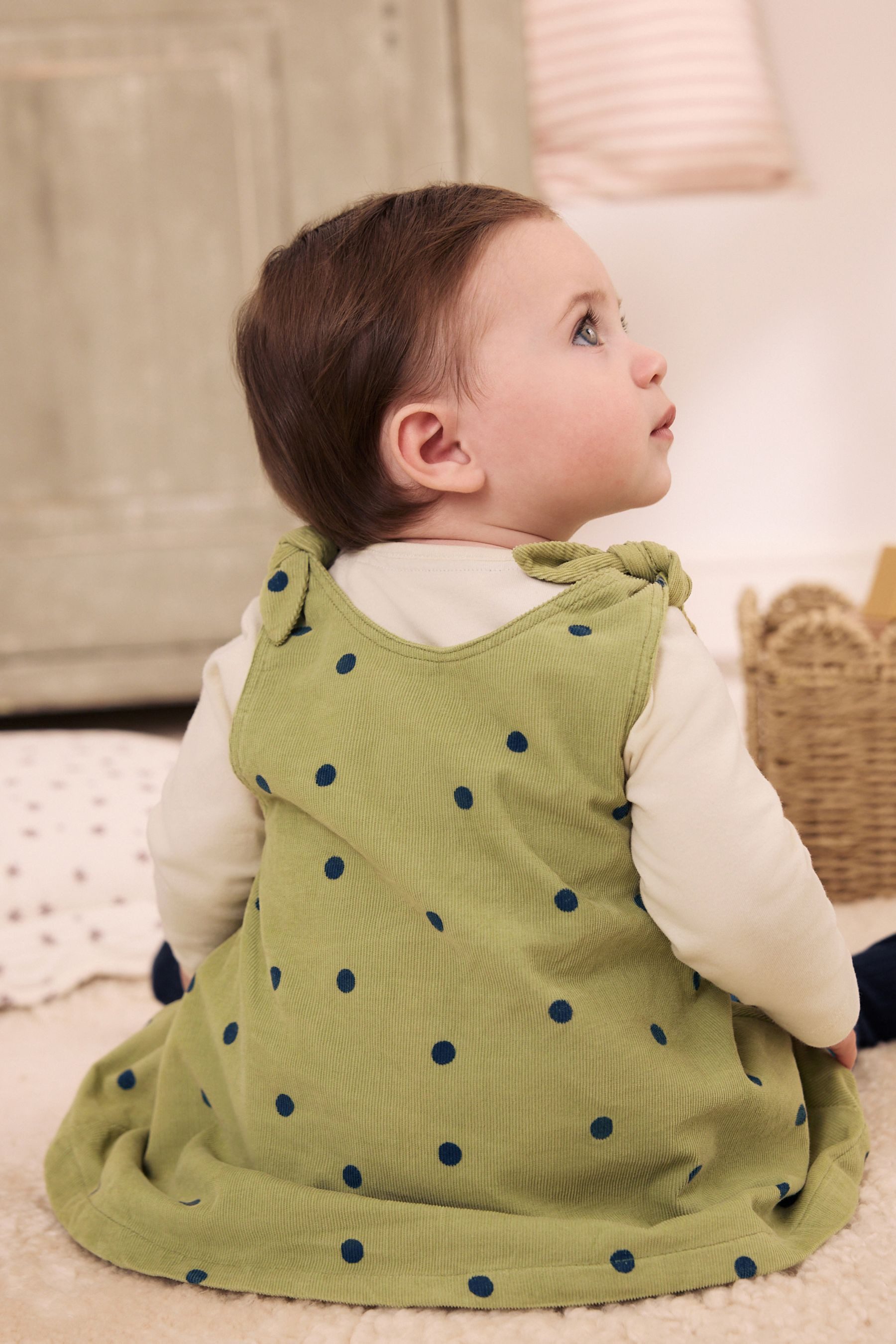 Next Latzkleid 3-teiliges Baby-Set: Kleid, Body und Strumpfhose (3-tlg) – Bild 2 von 5