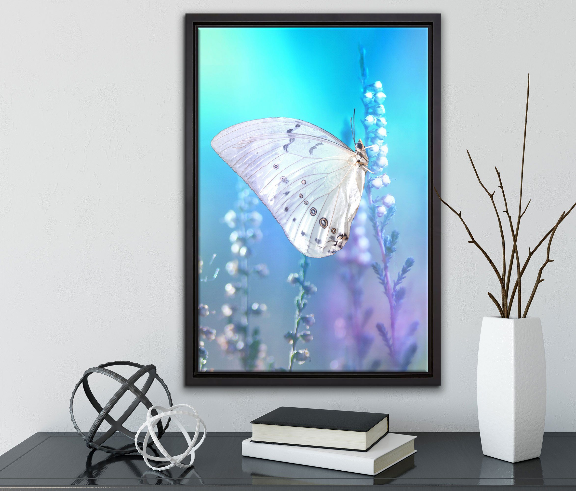Pixxprint Leinwandbild Schmetterling auf Wanddekoration Blütenknospen, fertig Leinwandbild Zackenaufhänger inkl. einem gefasst, (1 Schattenfugen-Bilderrahmen bespannt, St), in