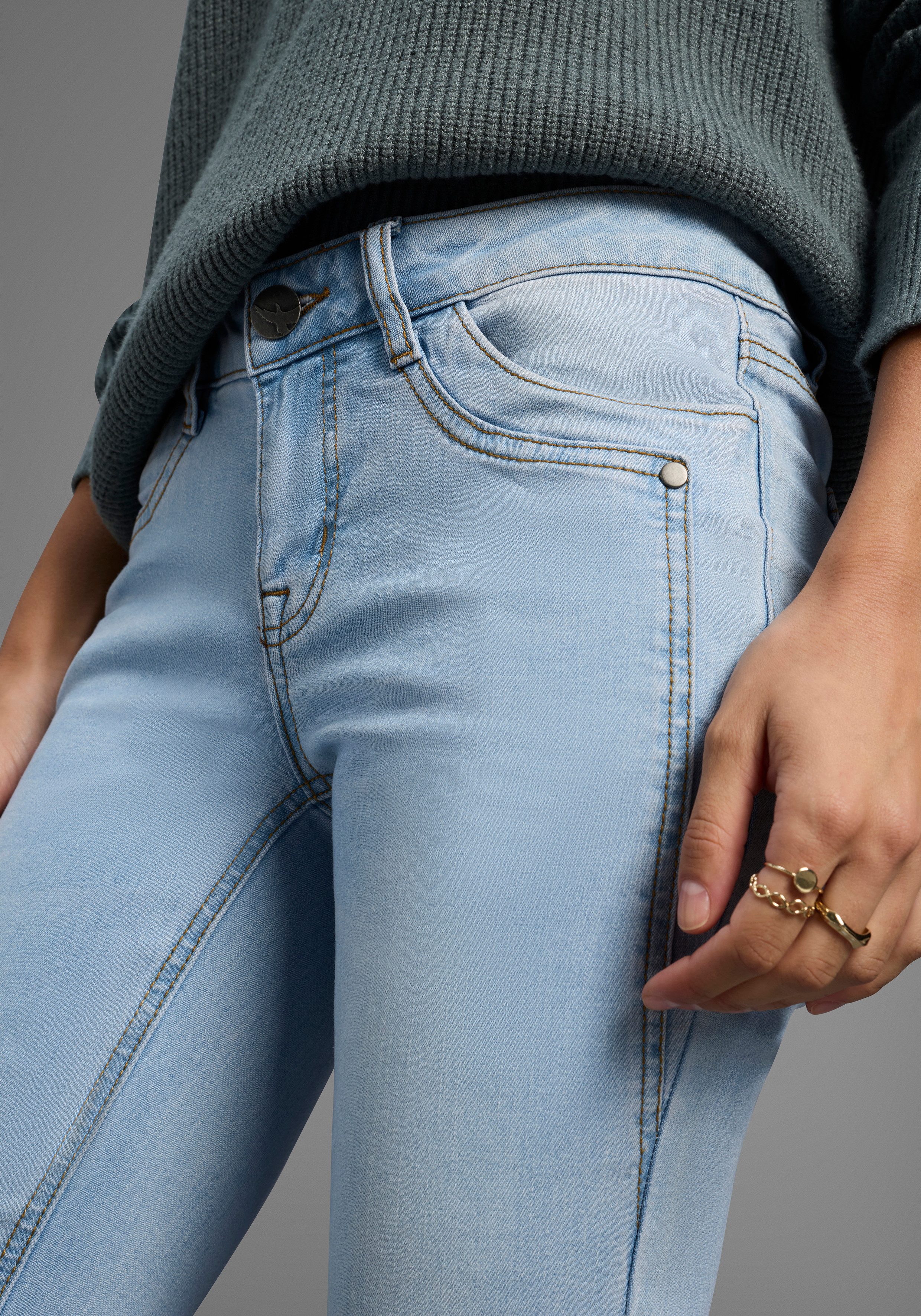Arizona Bootcut-Jeans mit Keileinsätzen ausgestellte Beinform, niedrige Leibhöhe, elastisches Material