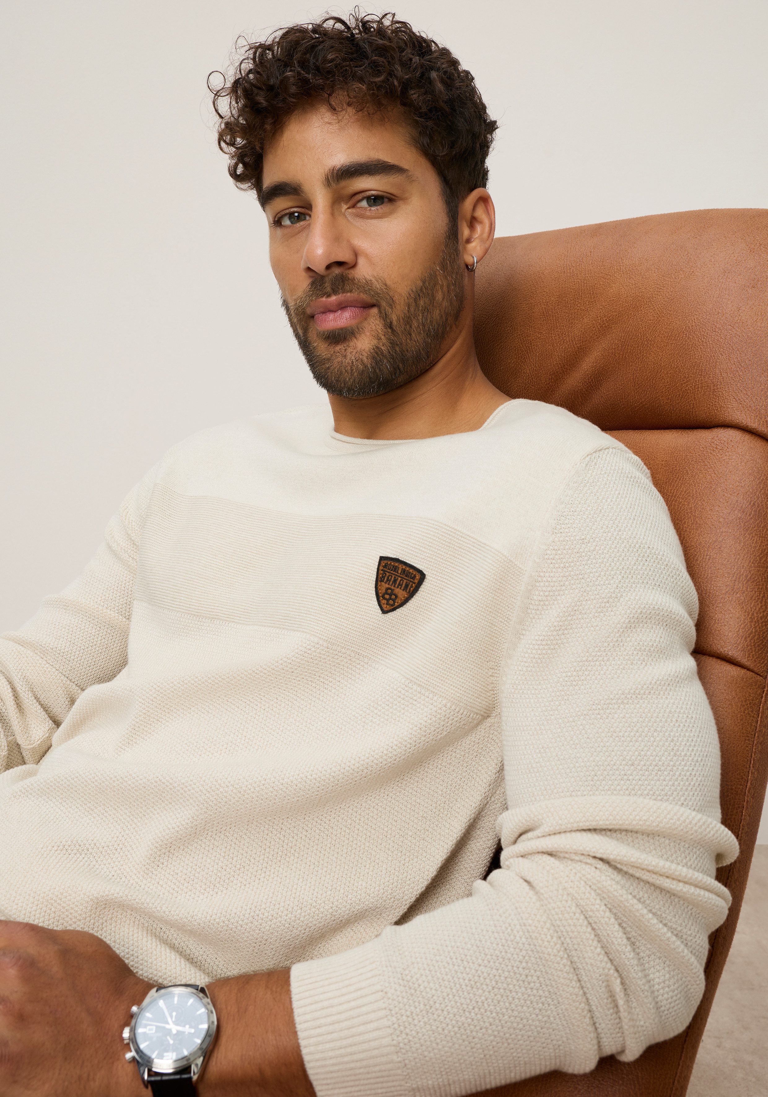 Bruno Banani Rundhalspullover aus Feinstrick, mit Badge und Markenlabel, schmale Passform