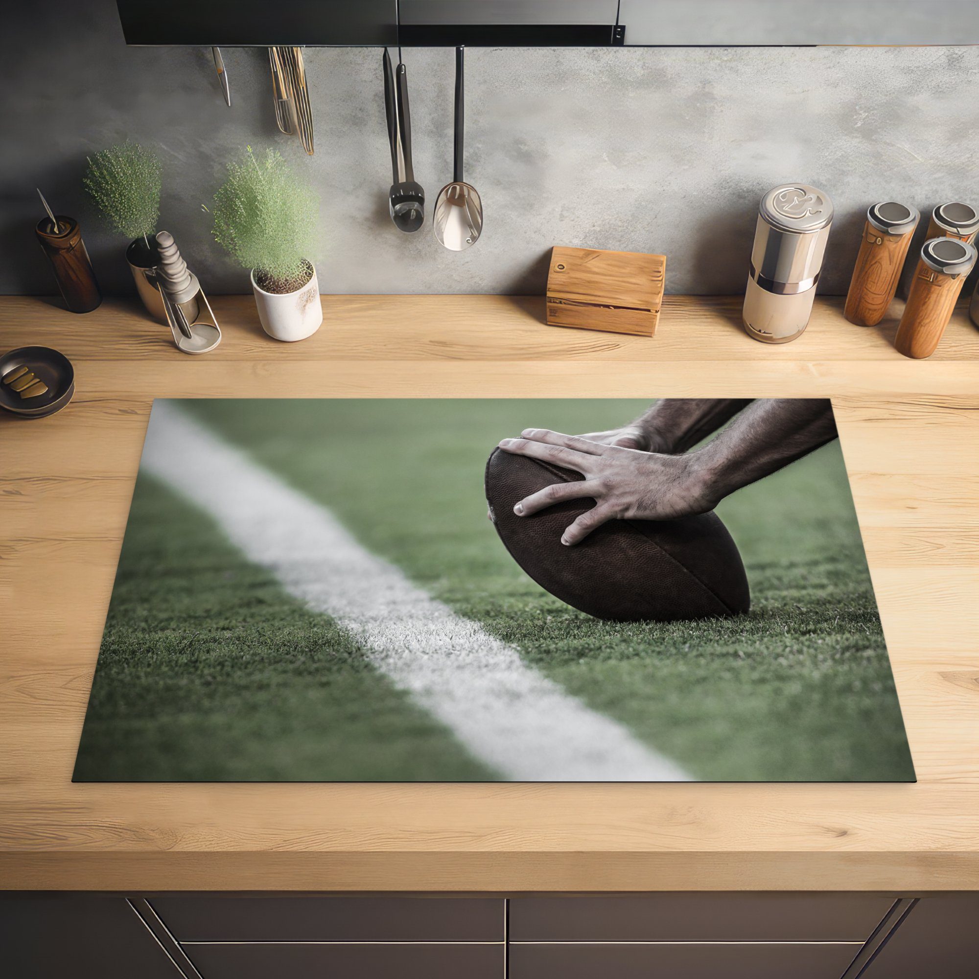 Hände MuchoWow die American Football, tlg), auf einem cm, Induktionskochfeld Ceranfeldabdeckung Schutz für 81x52 Vinyl, (1 küche, Herdblende-/Abdeckplatte