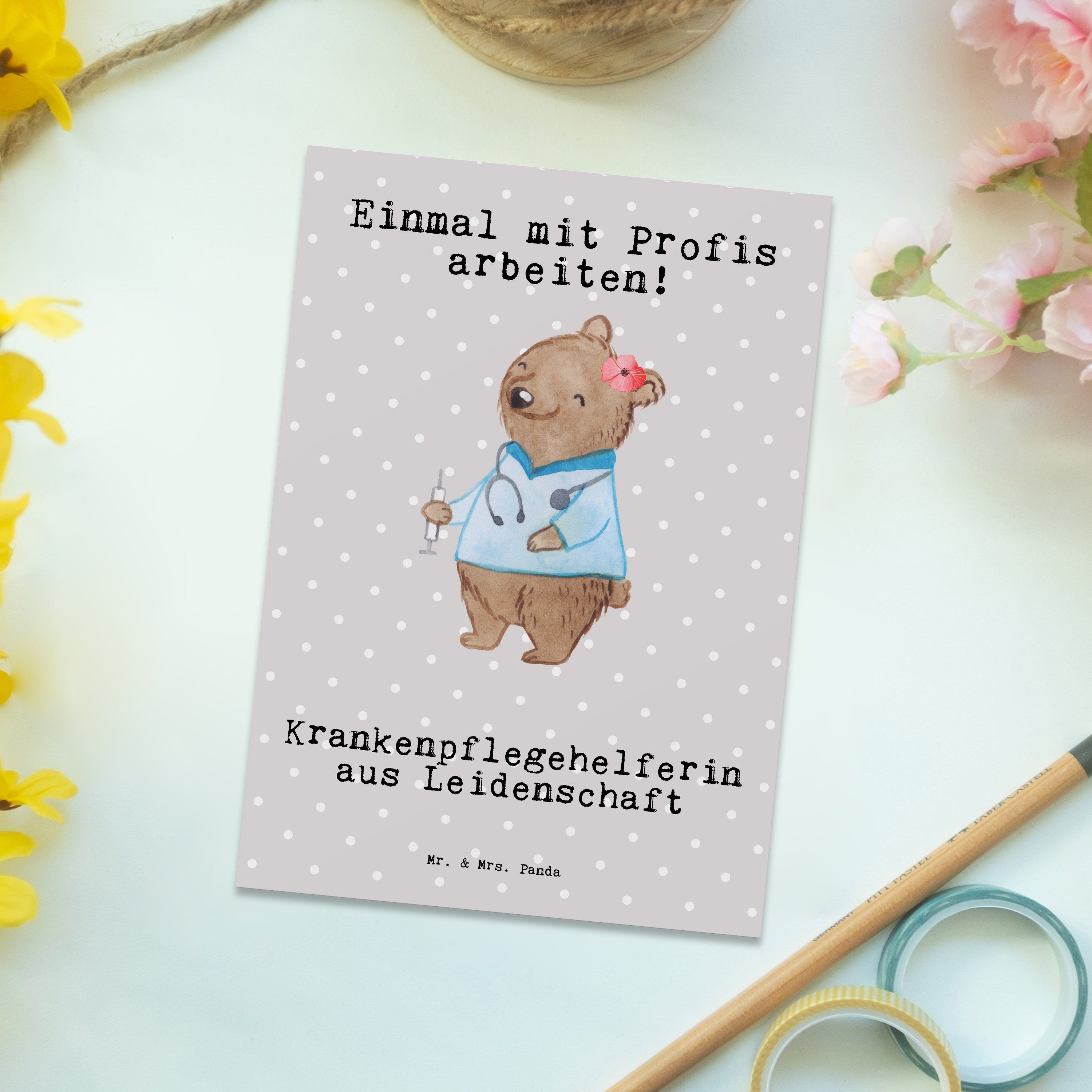 Mr. & Leidenschaft aus Postkarte Mrs. Panda Sch Grau Krankenpflegehelferin - Geschenk, - Pastell