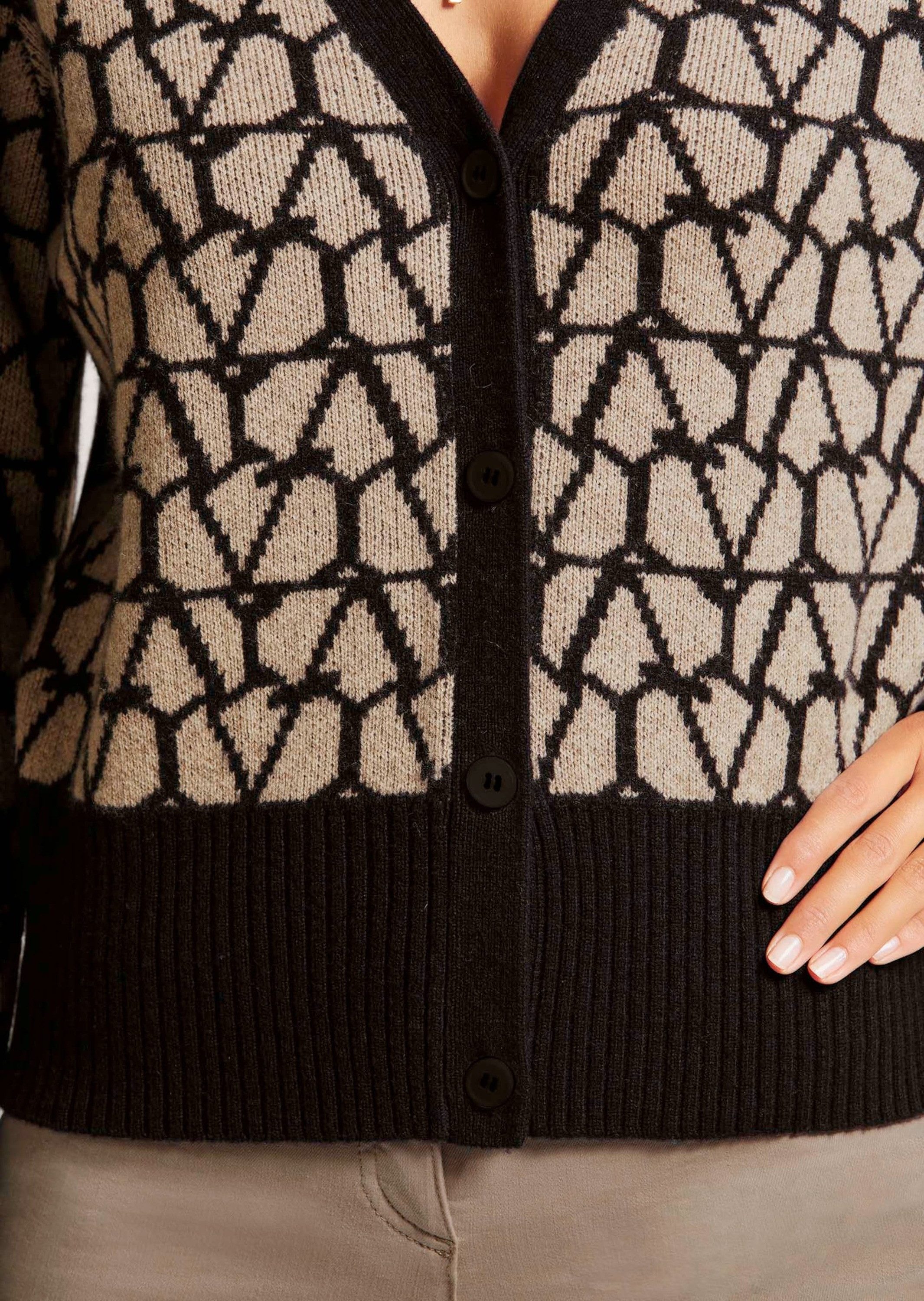 MADELEINE Strickjacke Langarm Jacquard-Cardigan mit Kaschmir Verkürzte Strickjacke mit V-Ausschnitt, Knopfleiste – Bild 4 von 5