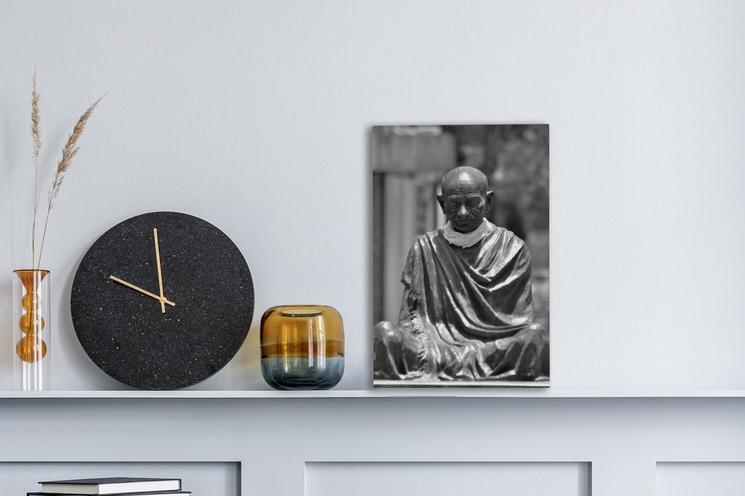 Gemälde, Leinwandbild Schwarz-Weiß-Foto von Leinwandbild (1 20x30 Zackenaufhänger, St), fertig bespannt der Statue cm OneMillionCanvasses® inkl. Ghandi, Ein