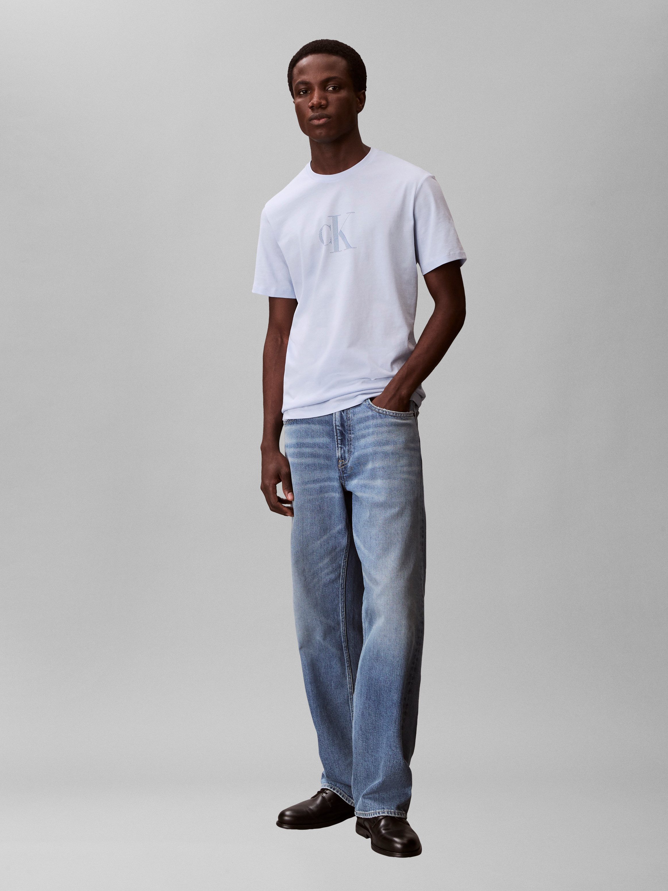 Calvin Klein Jeans T-Shirt Rundhalsausschnitt, Regular Fit, großer Rückendruck – Bild 4 von 5